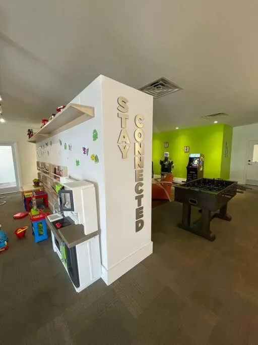 Newly Room in cozy hotel with Super location to the Parks