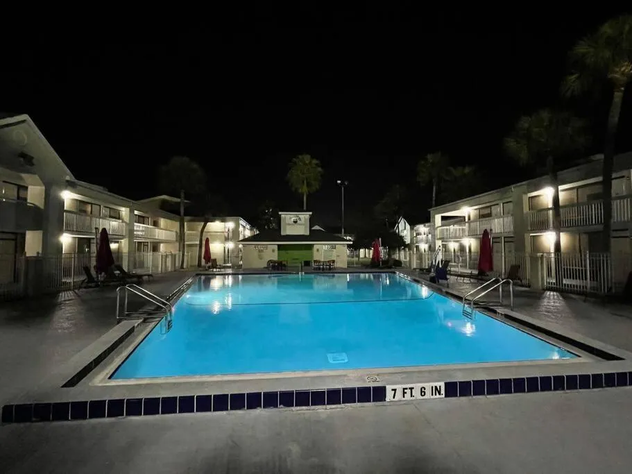 Newly Room in cozy hotel with Super location to the Parks