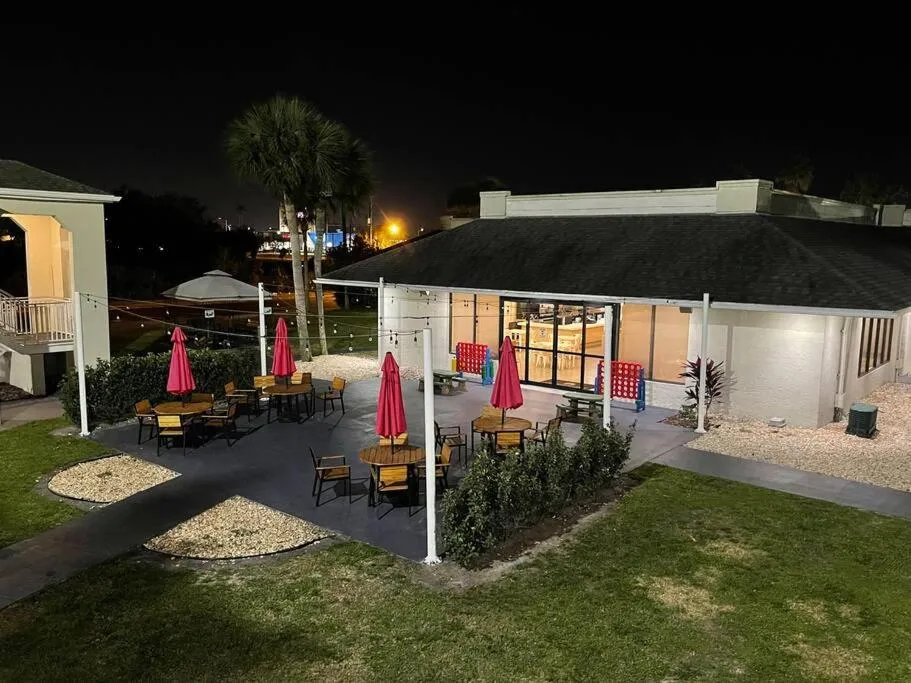 Newly Room in cozy hotel with Super location to the Parks