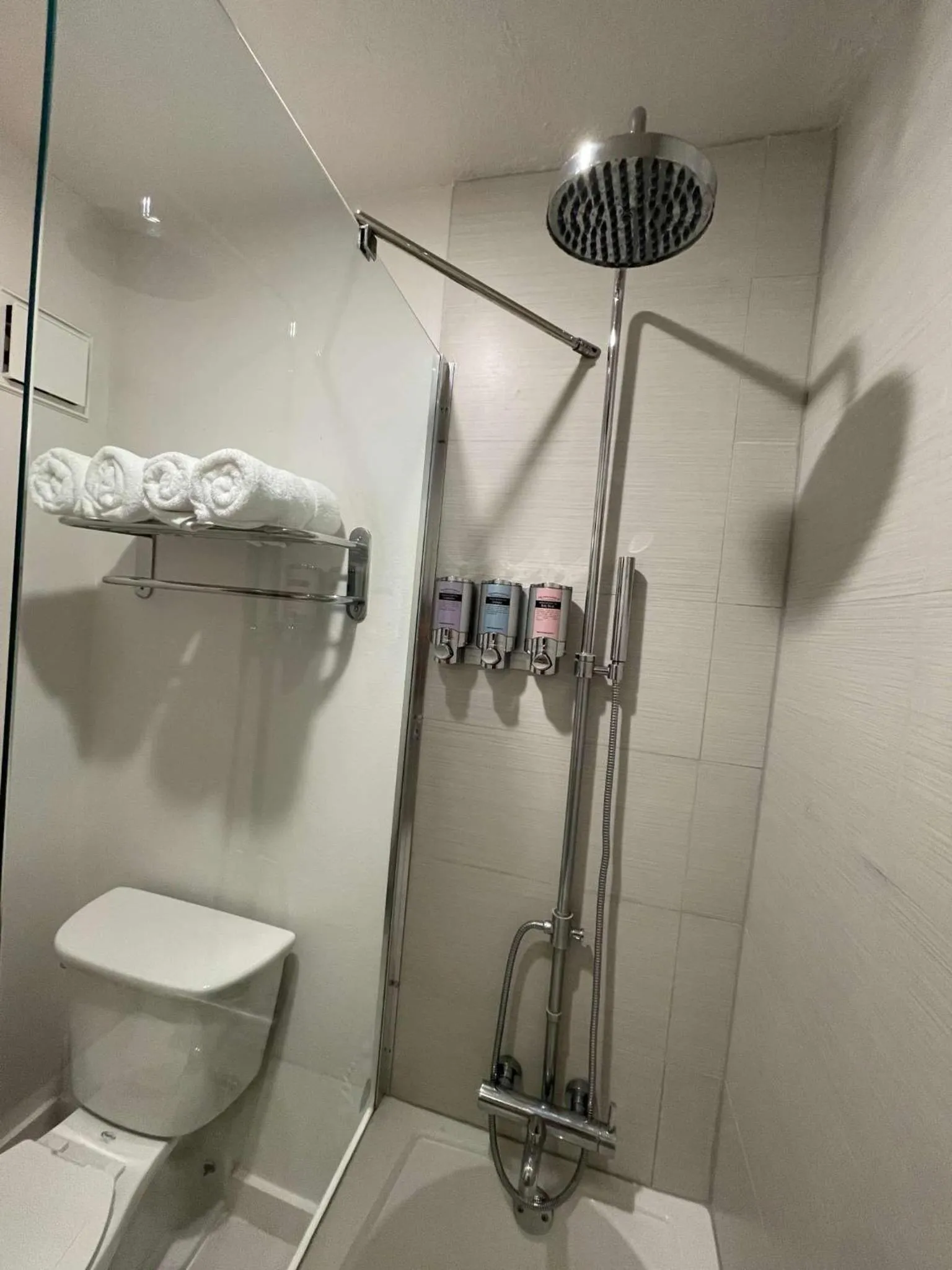 Newly Room in cozy hotel with Super location to the Parks