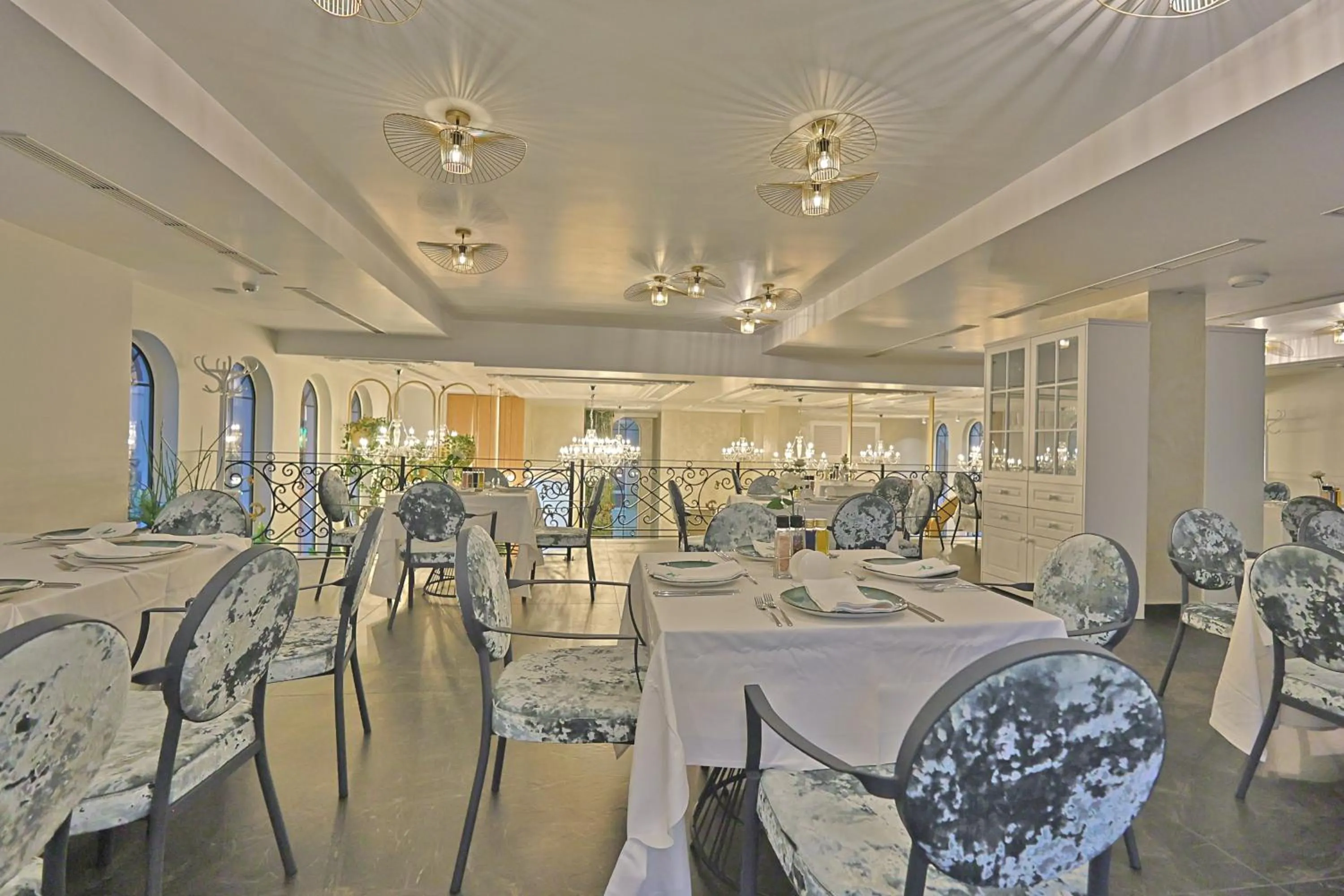 Restaurant/places to eat in Martiness Hotel Durres