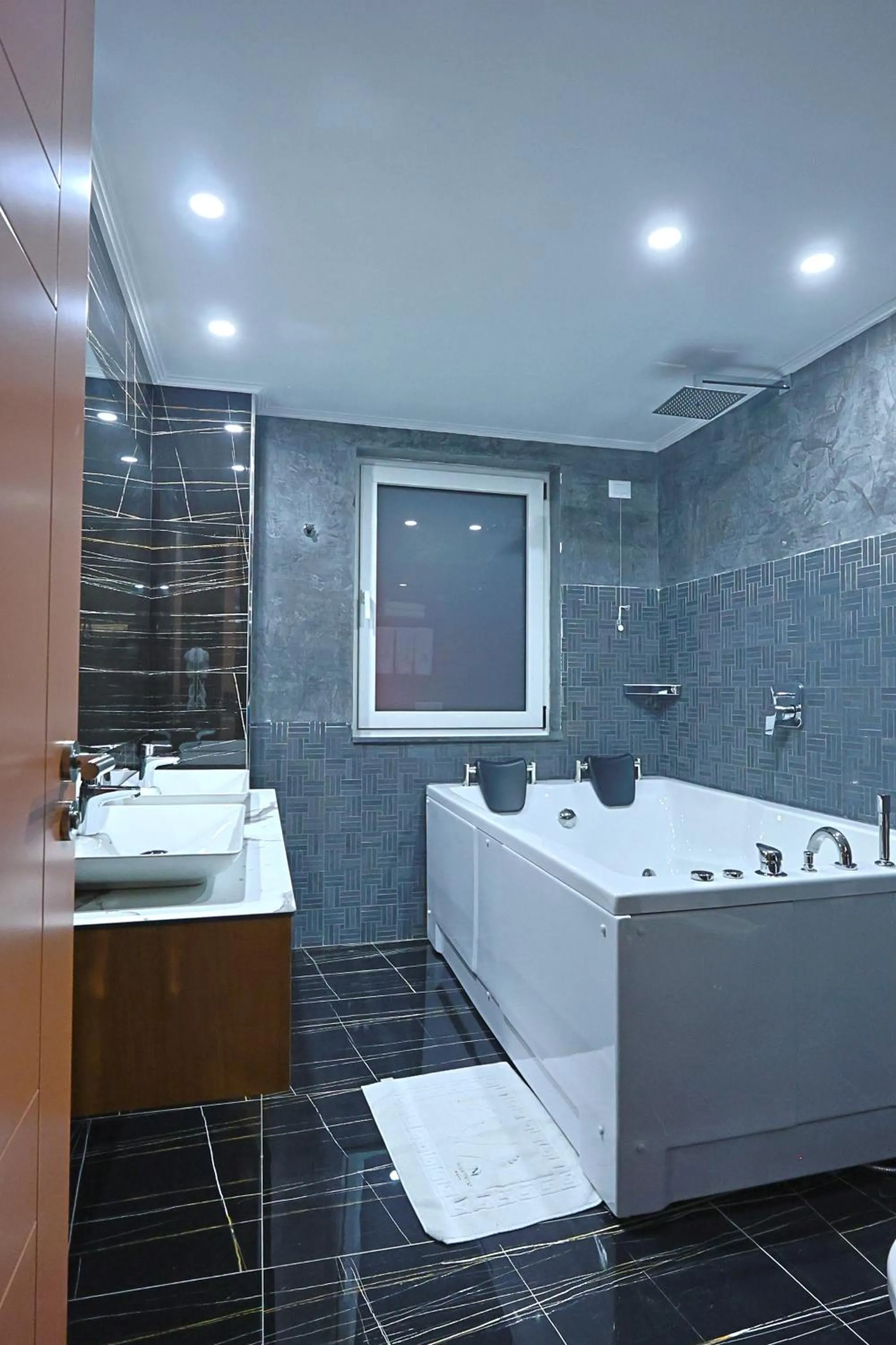 Hot Tub in Martiness Hotel Durres