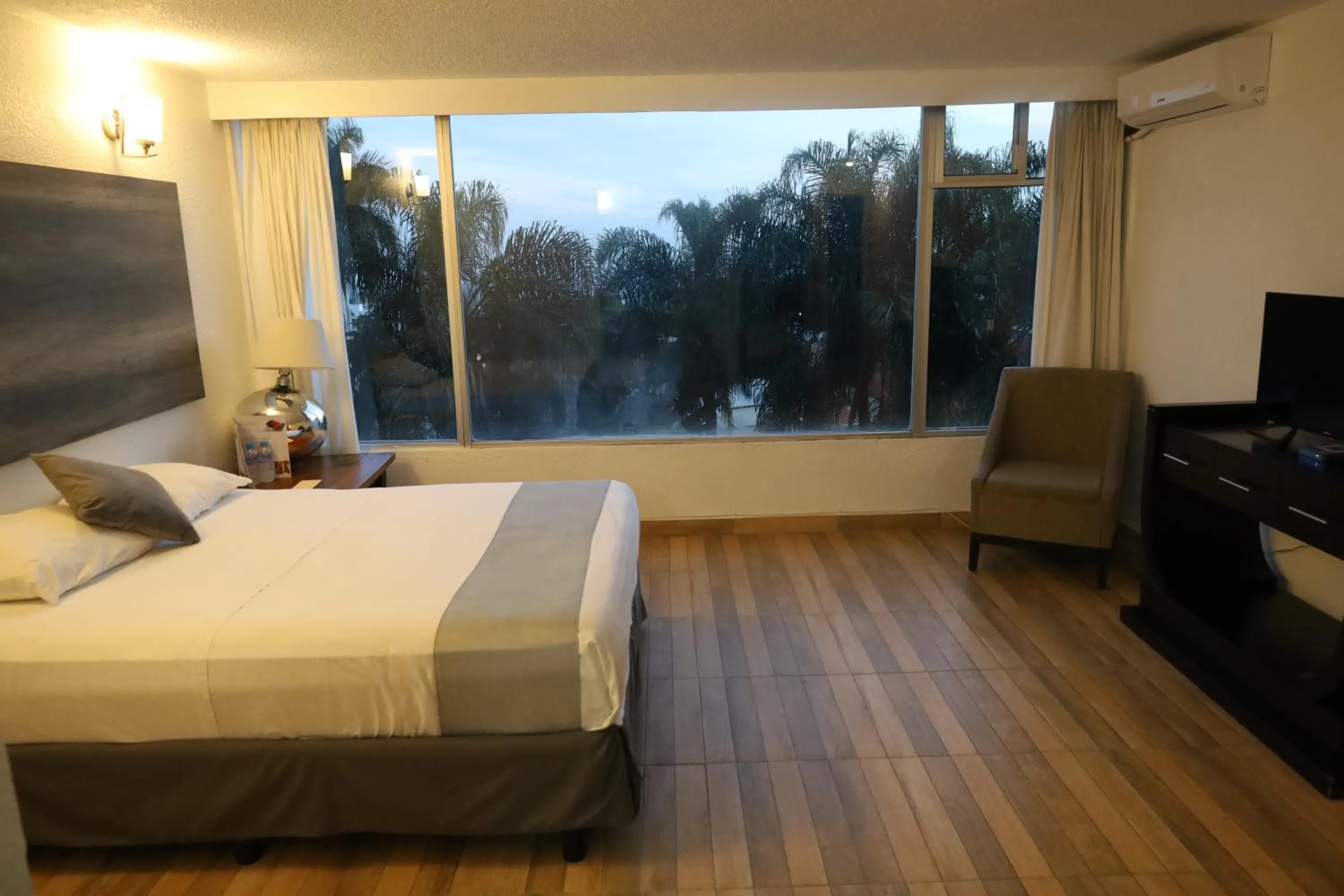 Photo of the whole room, Bed in Hotel Grand Vista Cuernavaca