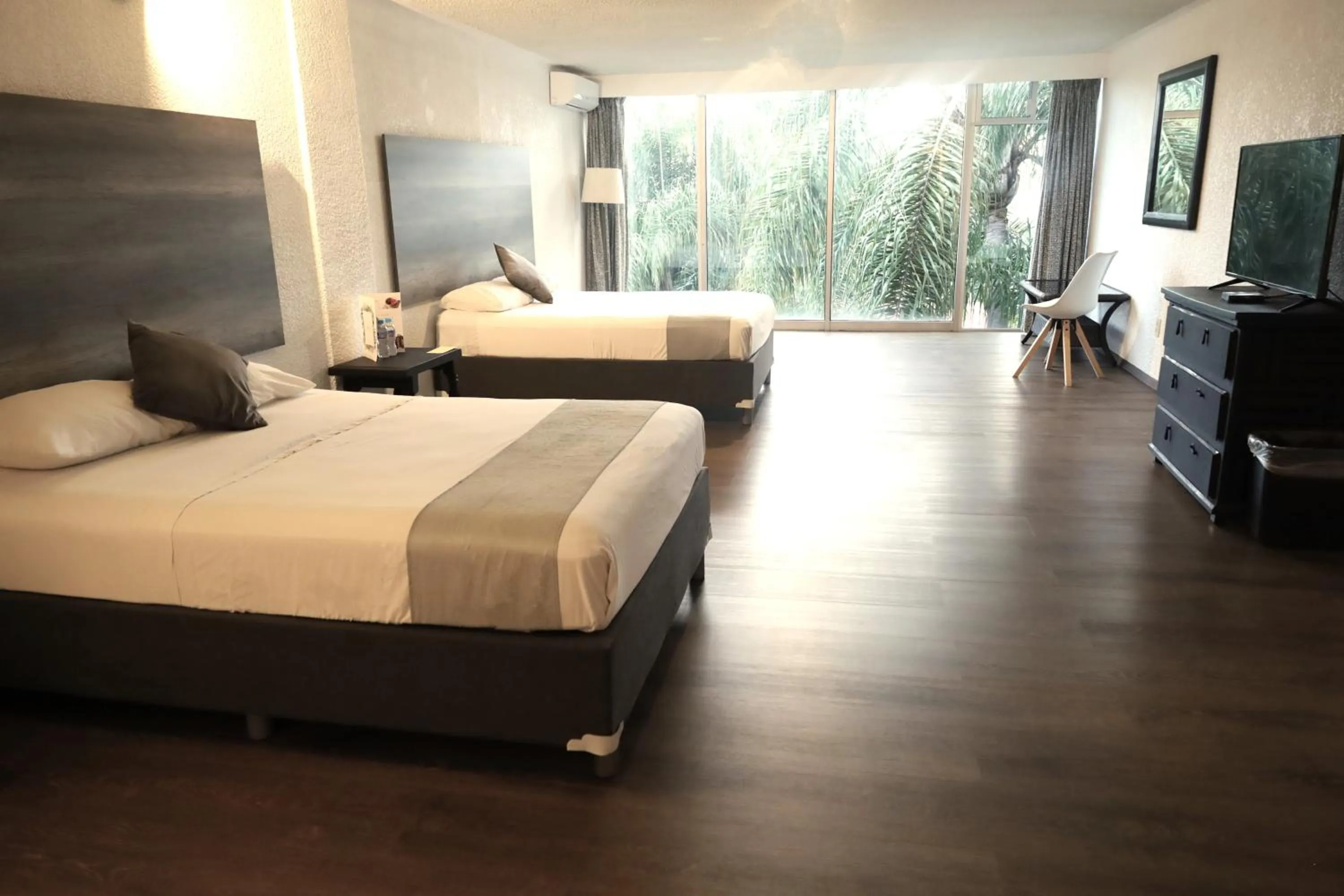 Photo of the whole room, Bed in Hotel Grand Vista Cuernavaca