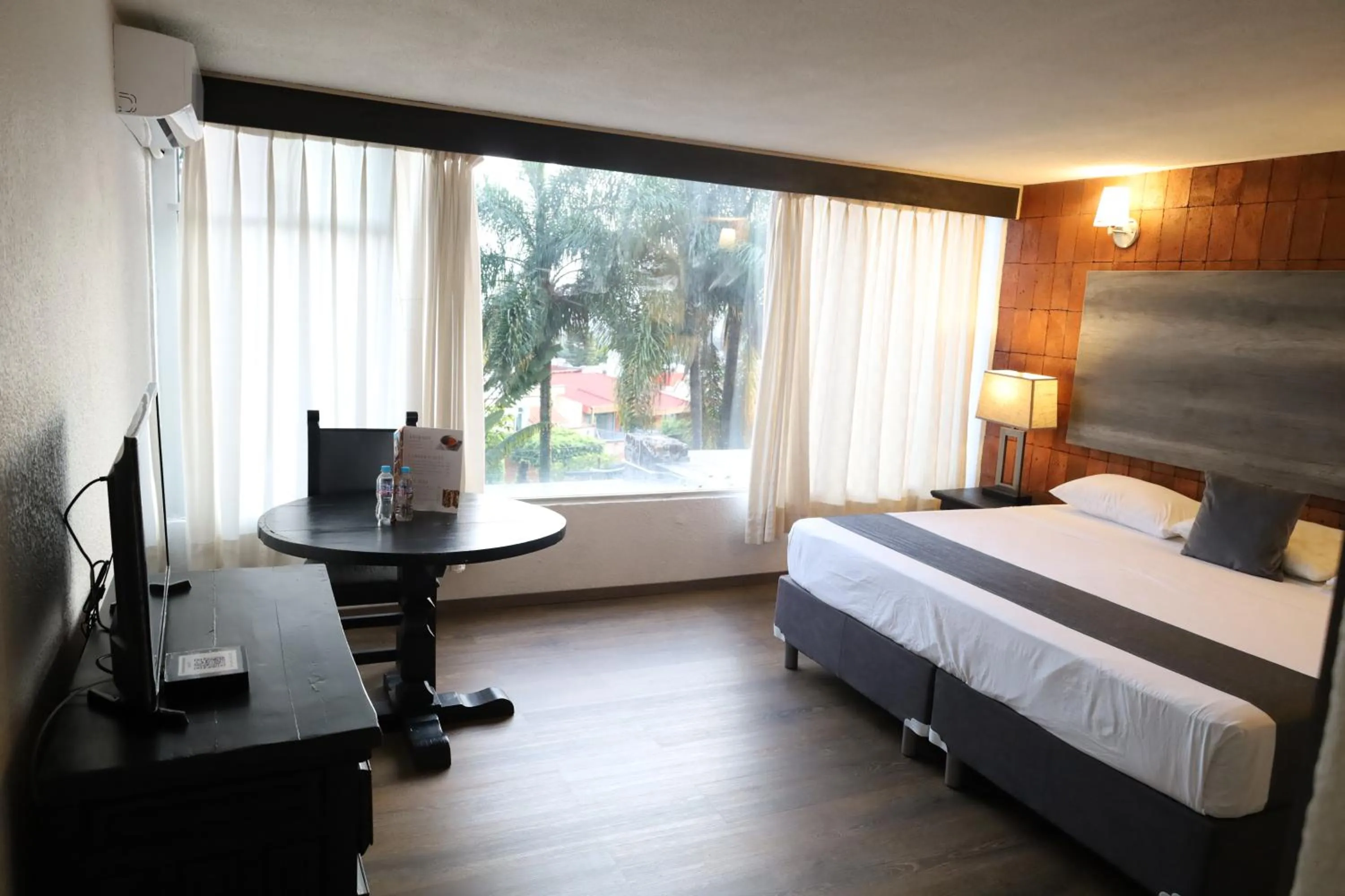Photo of the whole room, Bed in Hotel Grand Vista Cuernavaca