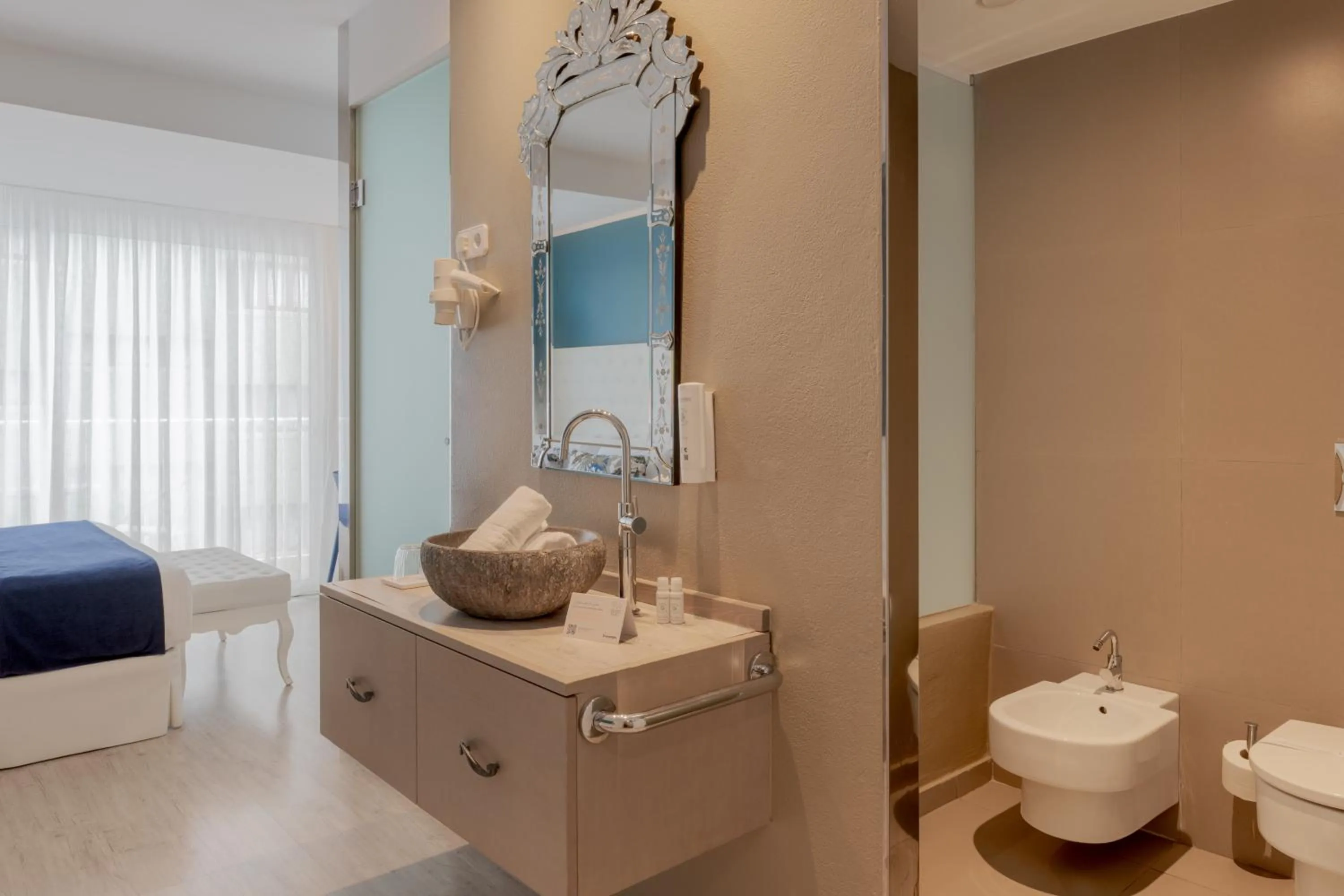 Toilet in Hotel Planamar by Escampa Hotels