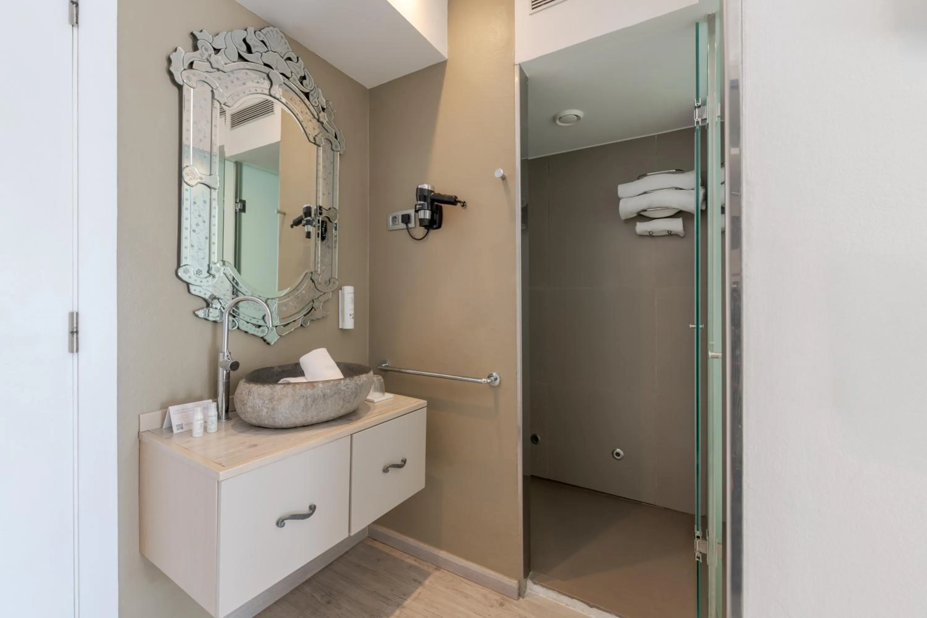 Shower in Hotel Planamar by Escampa Hotels