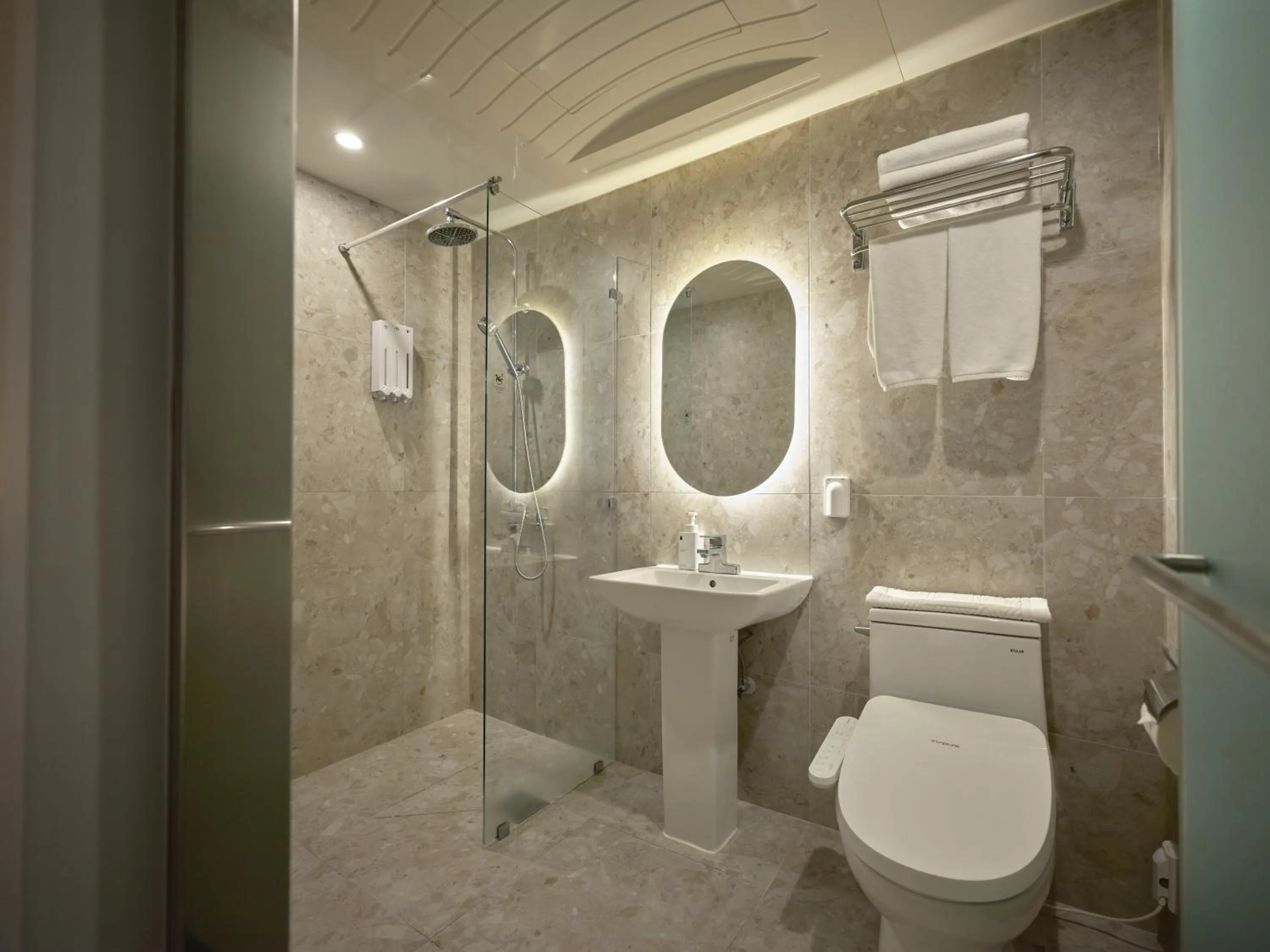 Shower in UH Suite The Haeundae