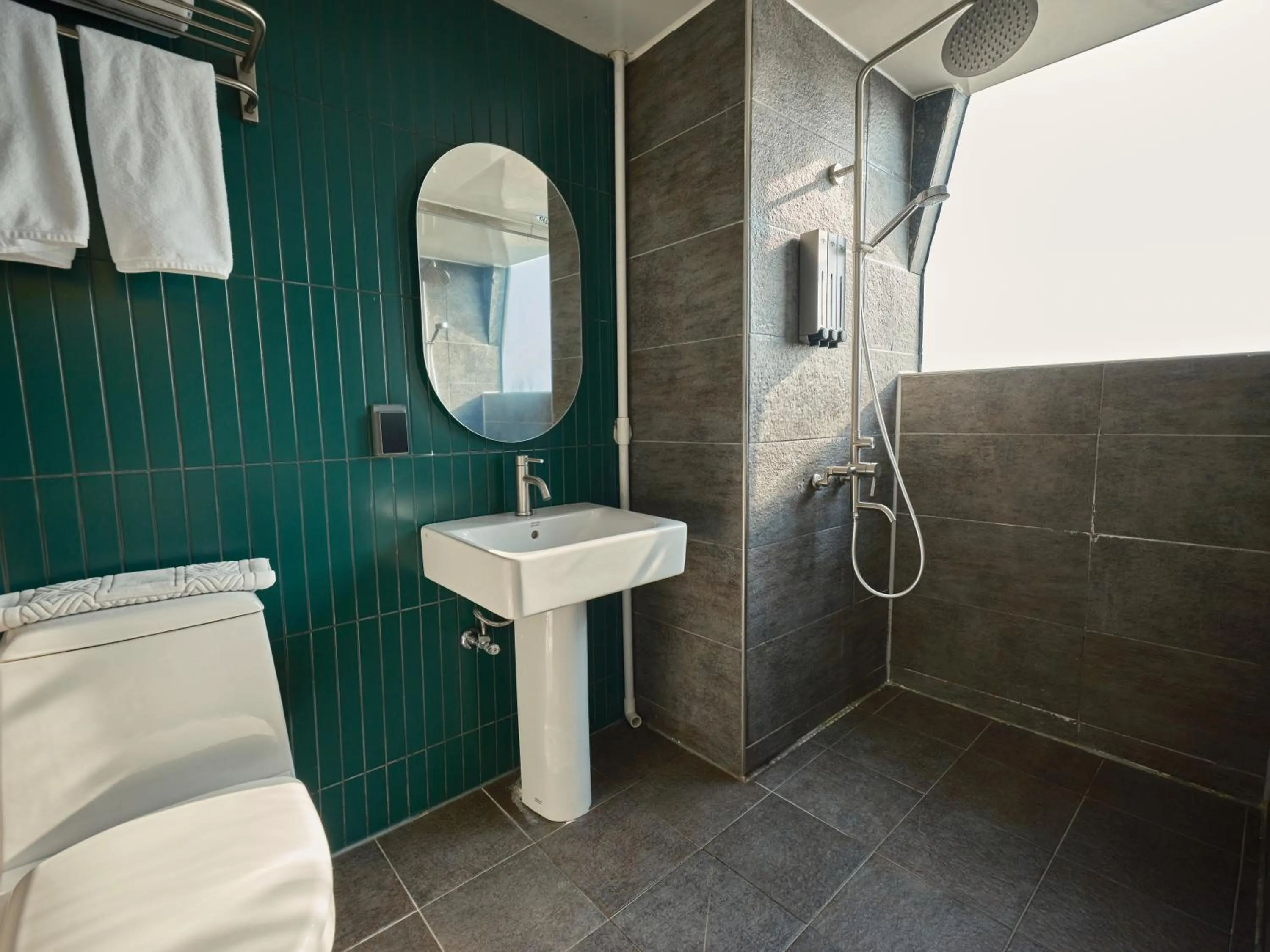 Shower in UH Suite The Haeundae