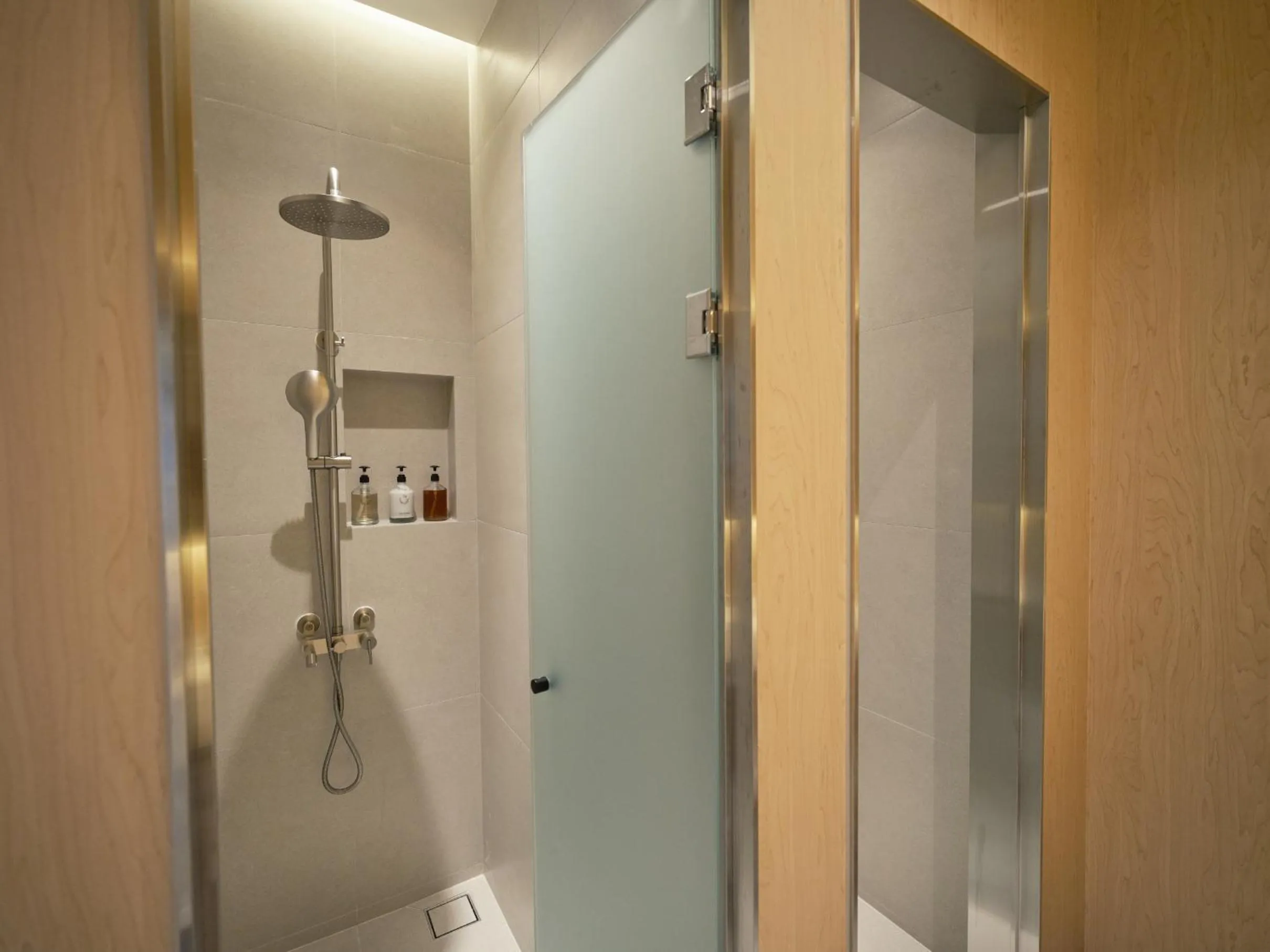 Shower in UH Suite The Haeundae