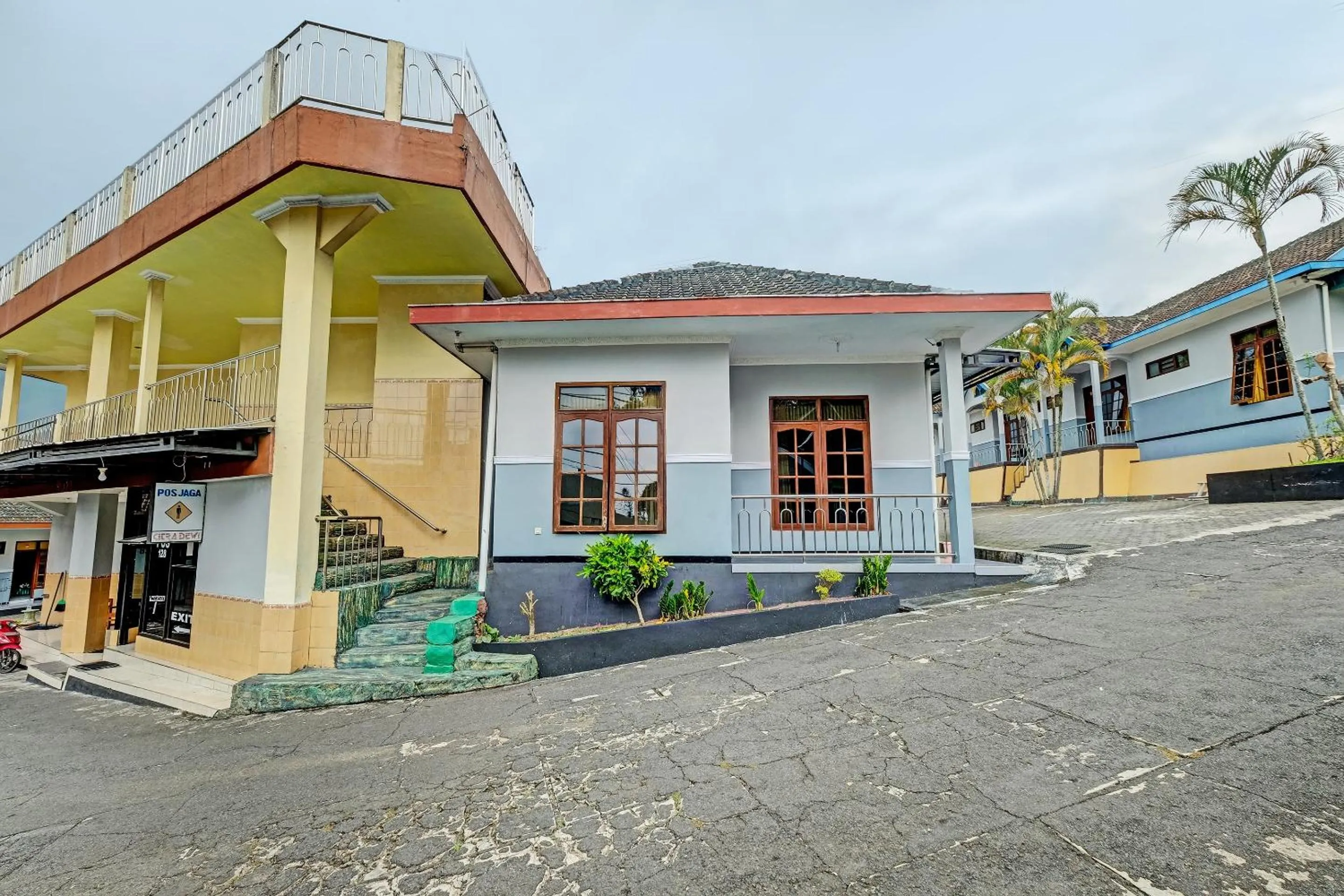 Facade/entrance in Hotel O Citra Dewi 2