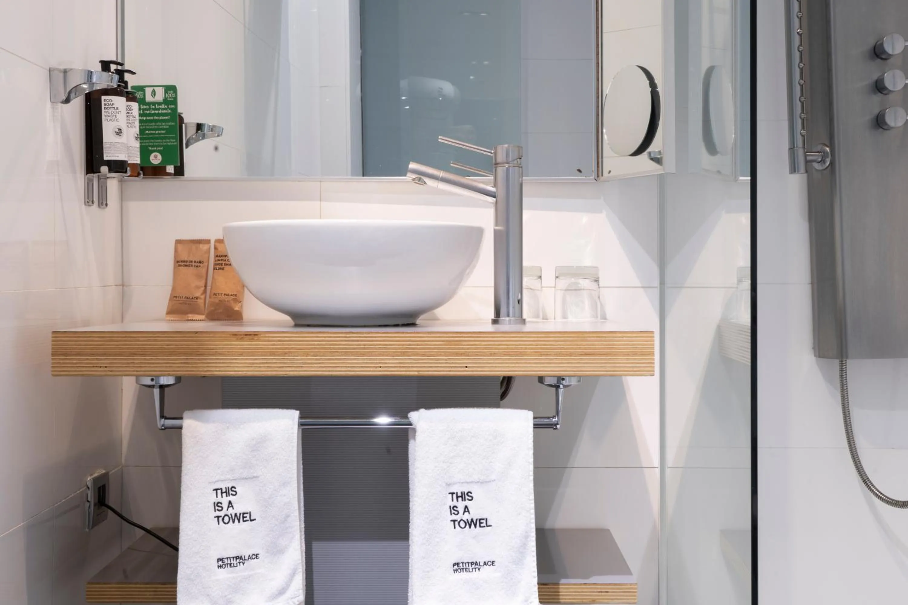 Bathroom in Petit Palace Plaza España