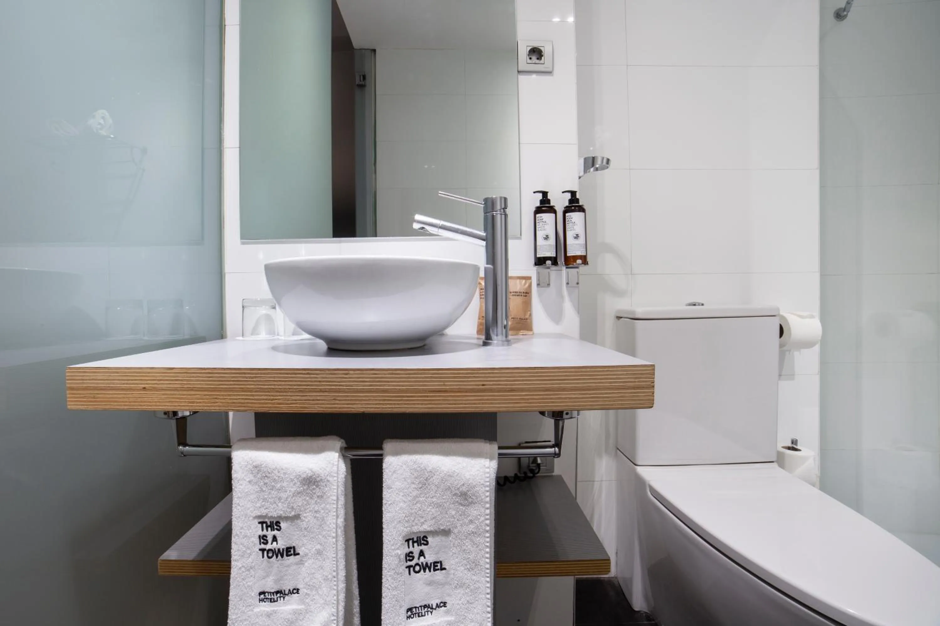 Bathroom in Petit Palace Plaza España