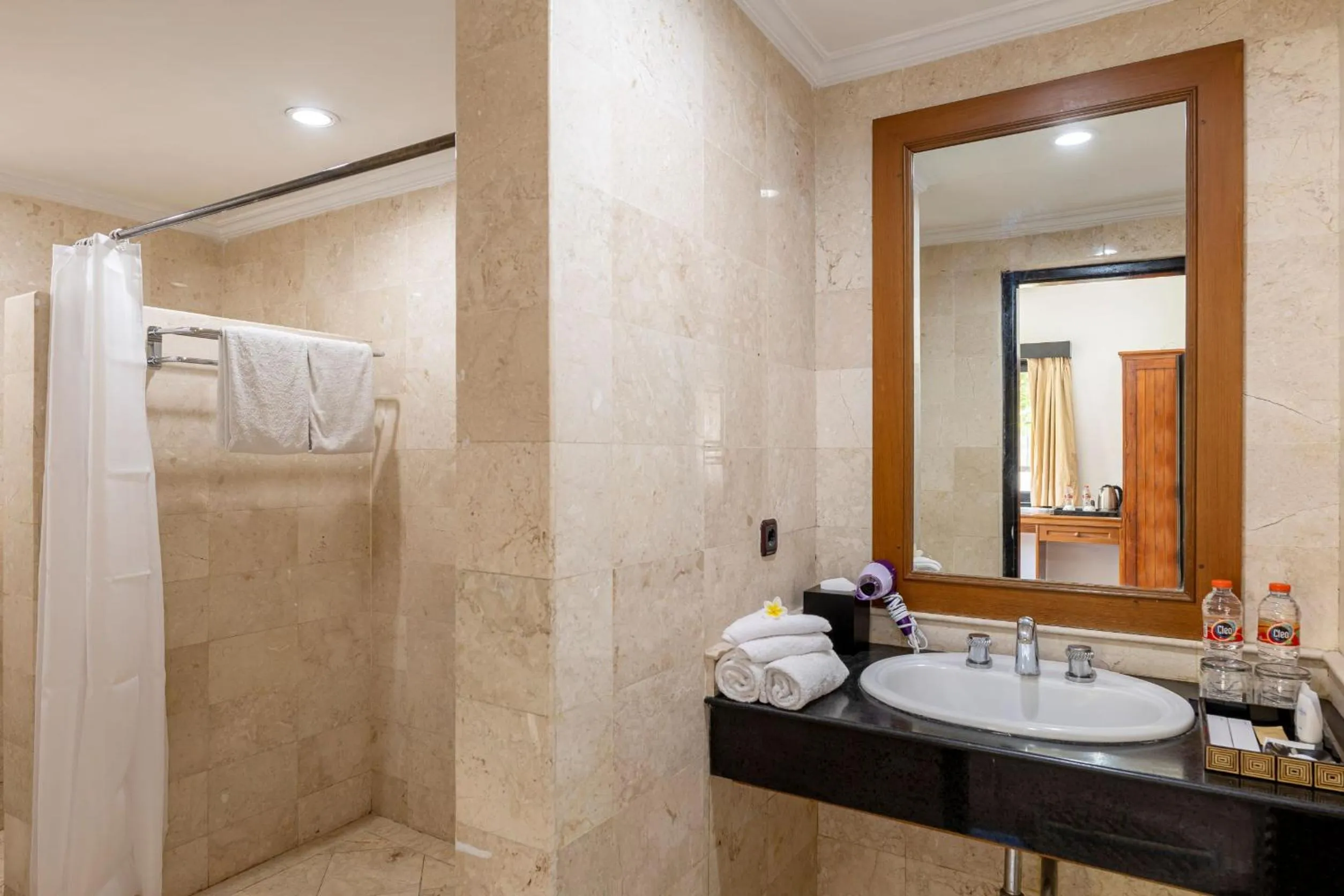 Shower in Jimbarwana Hotel