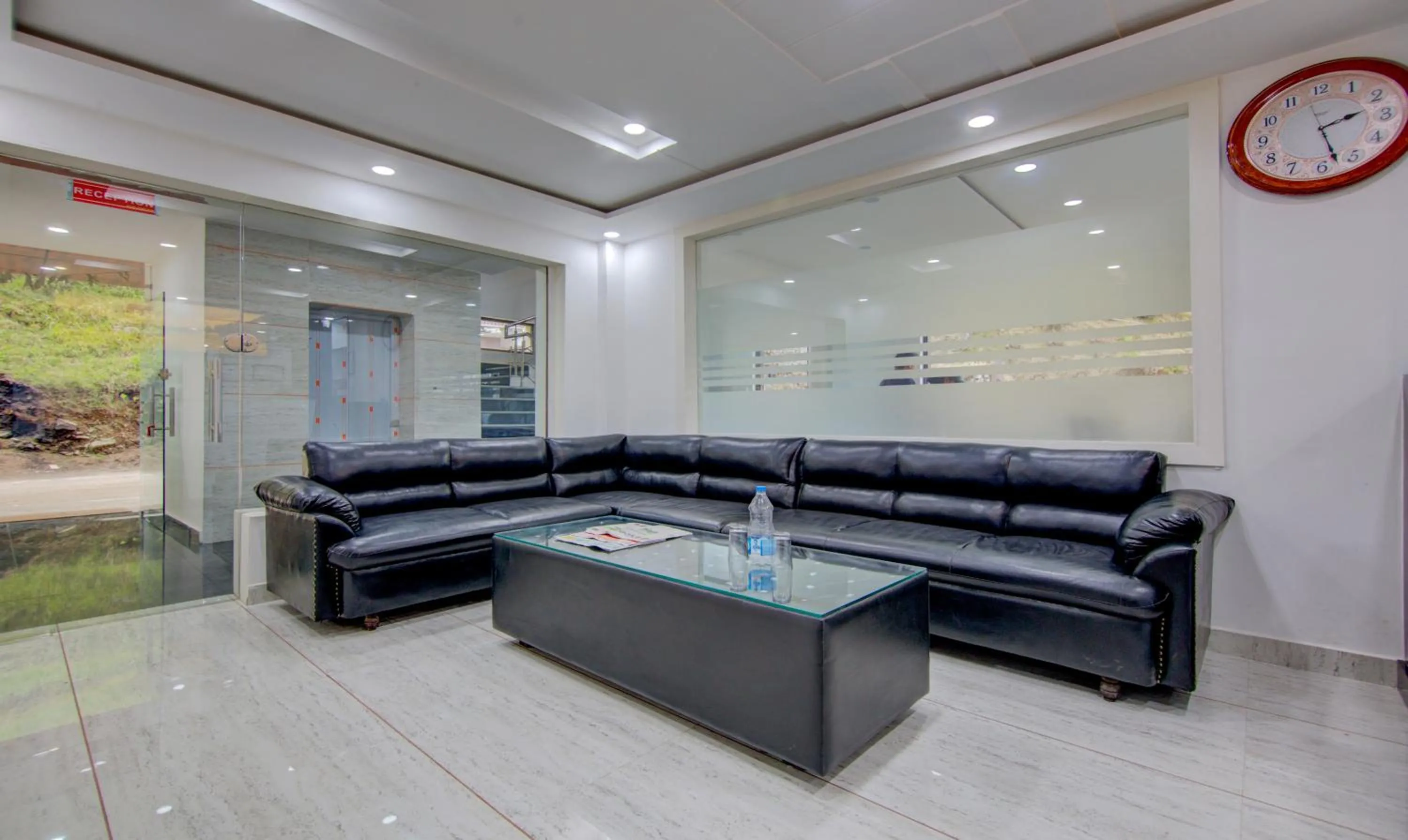 Seating area in Treebo Down Town, Dalhousie