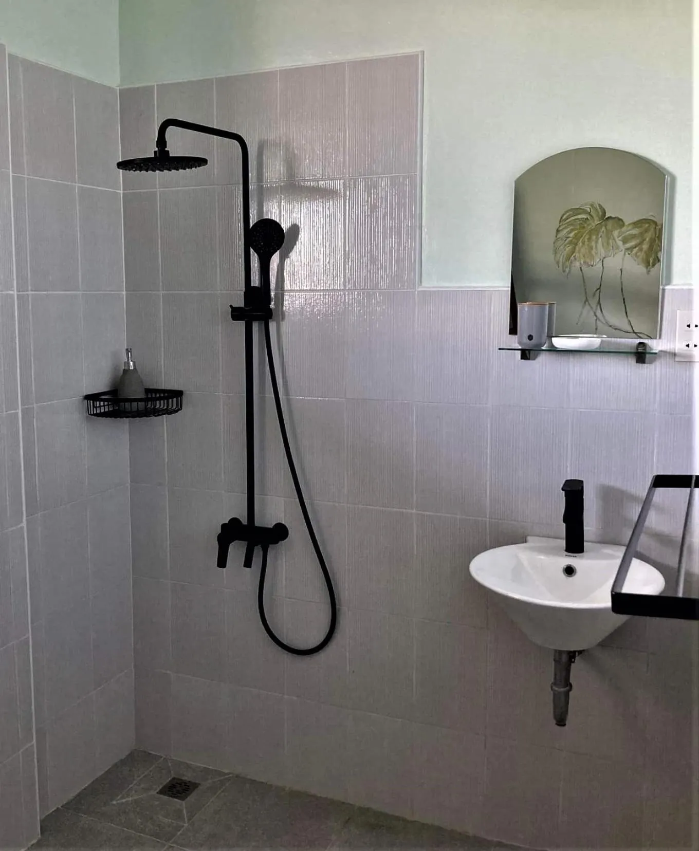 Shower in The Lazy Tiki