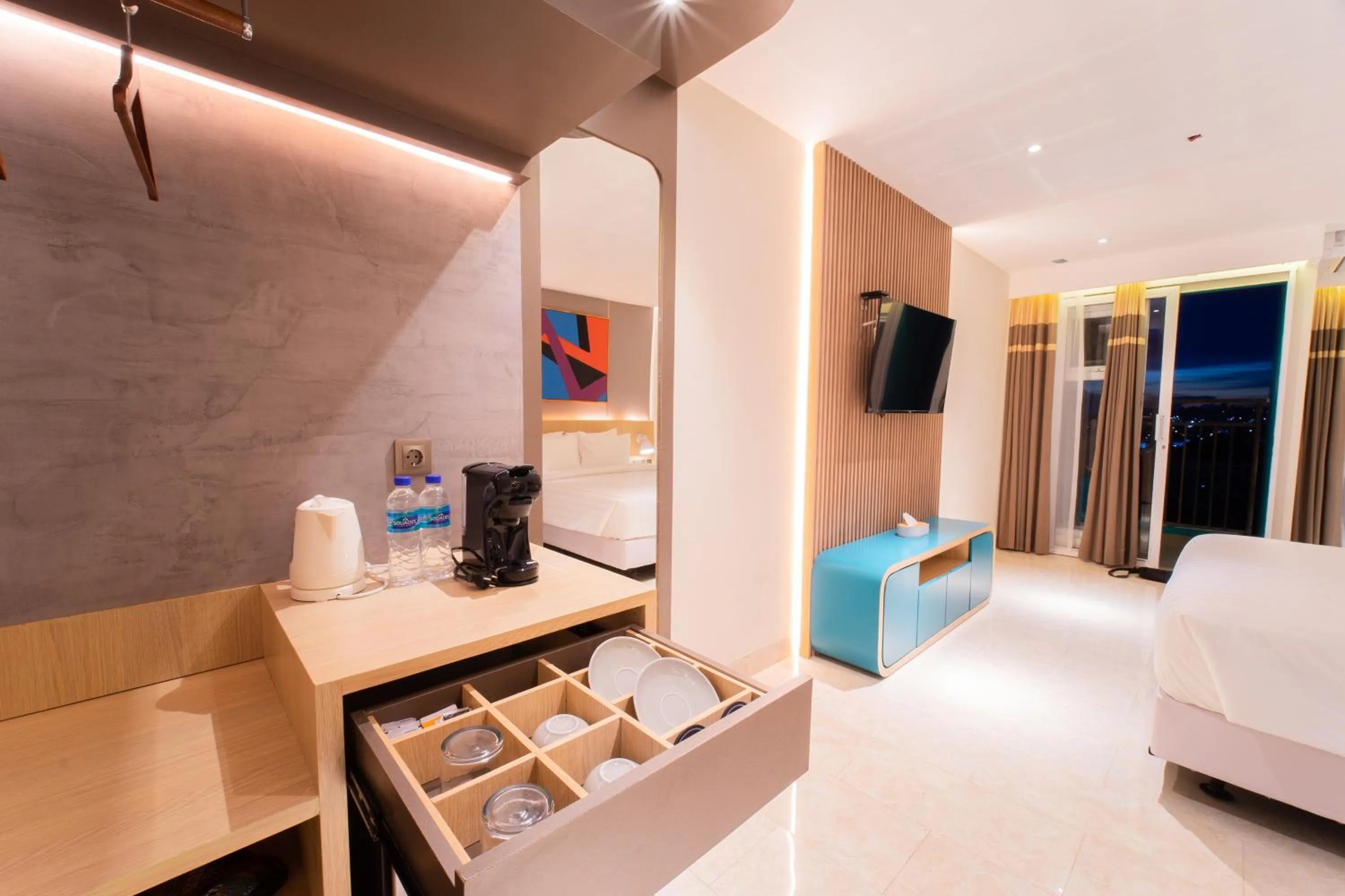 Coffee/tea facilities, Bed in Pentacity Hotel Balikpapan