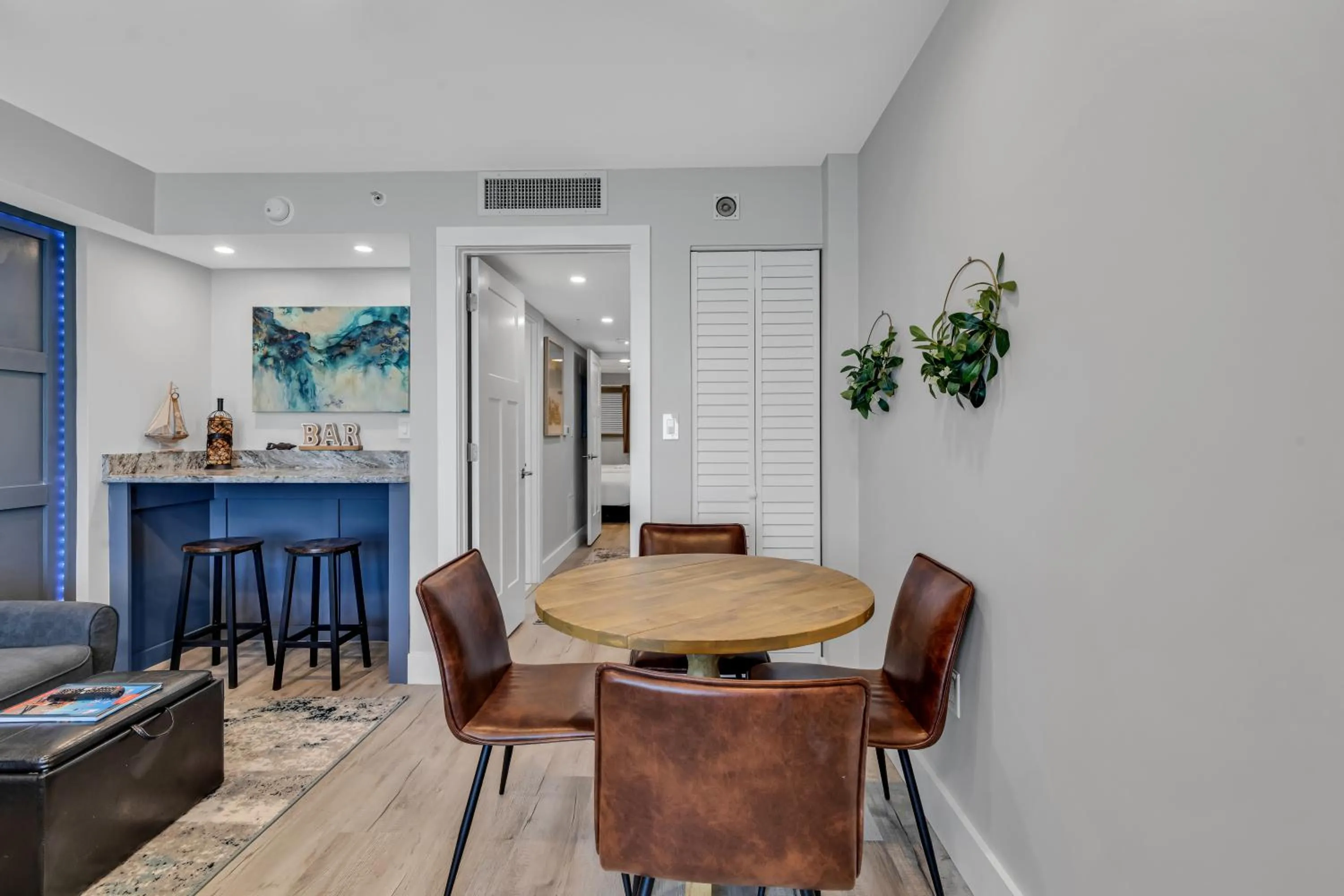 Dining area in Breakers Tower 1BR Oceanfront Condo