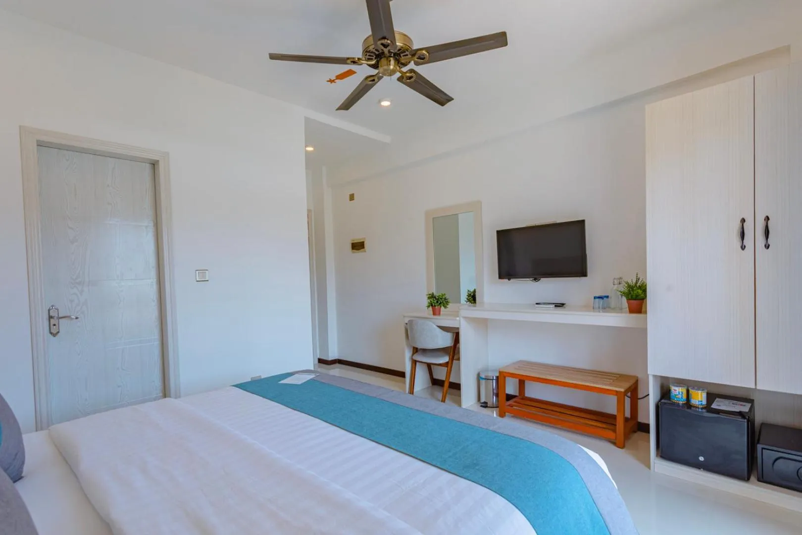 Photo of the whole room, Bed in Dhiguveli Breeze