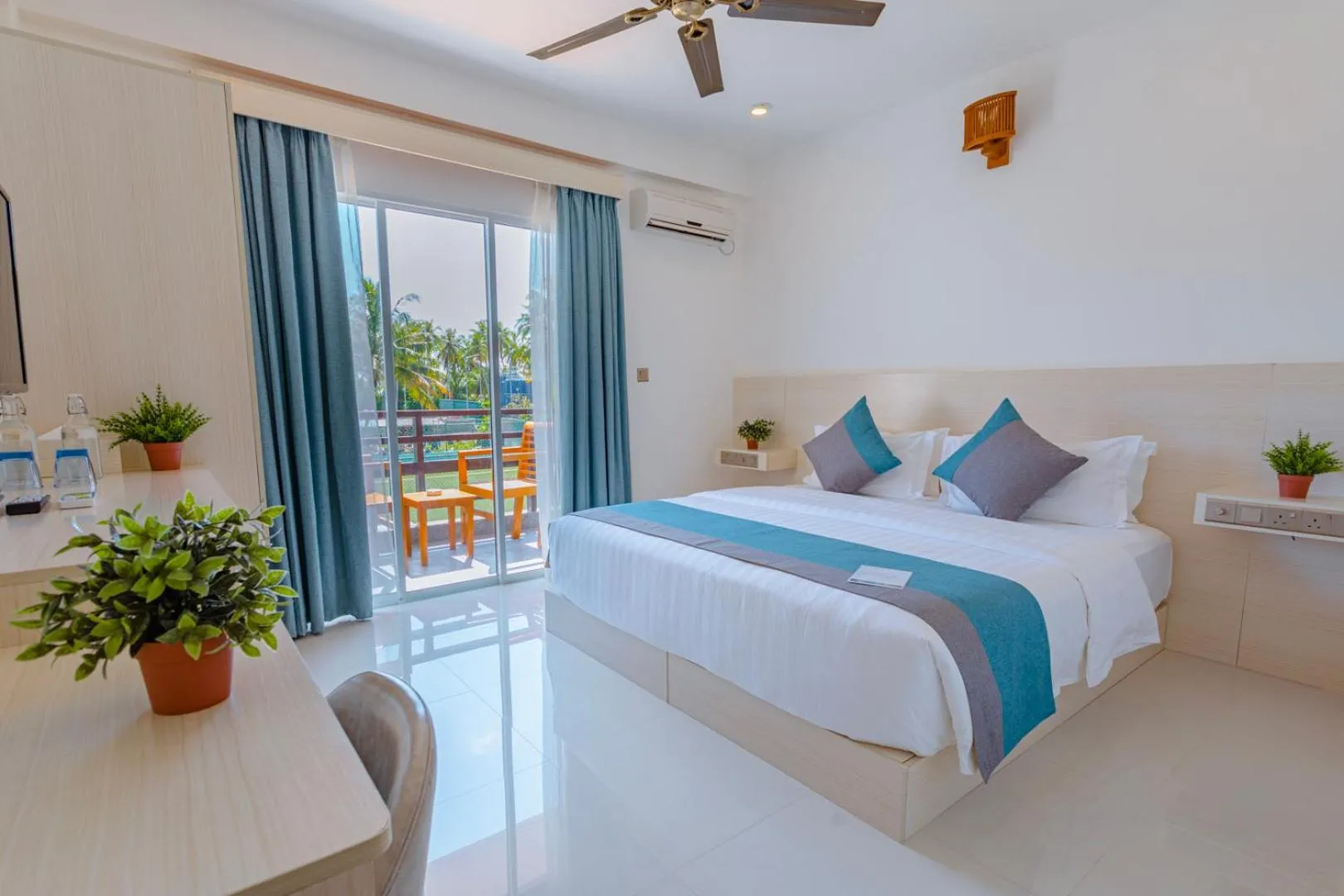Photo of the whole room, Bed in Dhiguveli Breeze