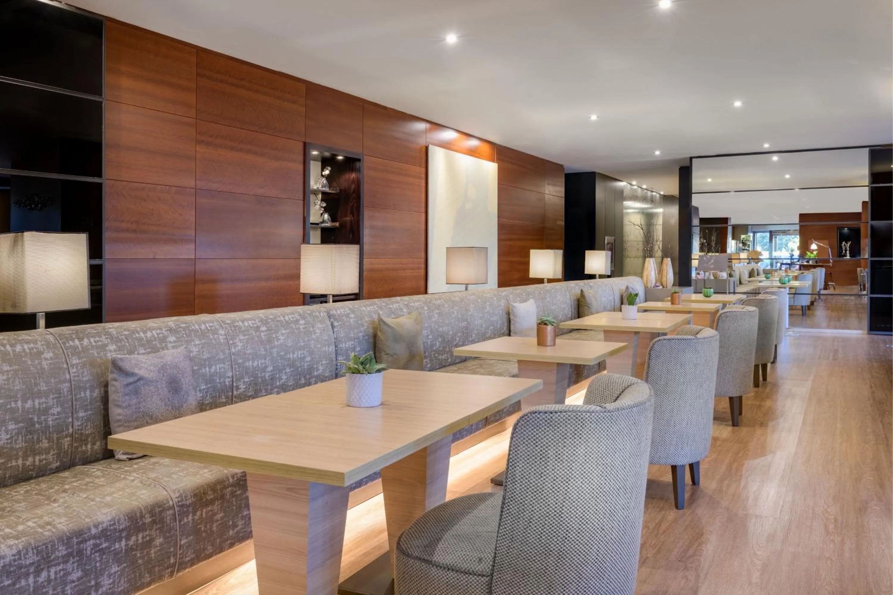 Lounge or bar in AC Hotel Murcia by Marriott