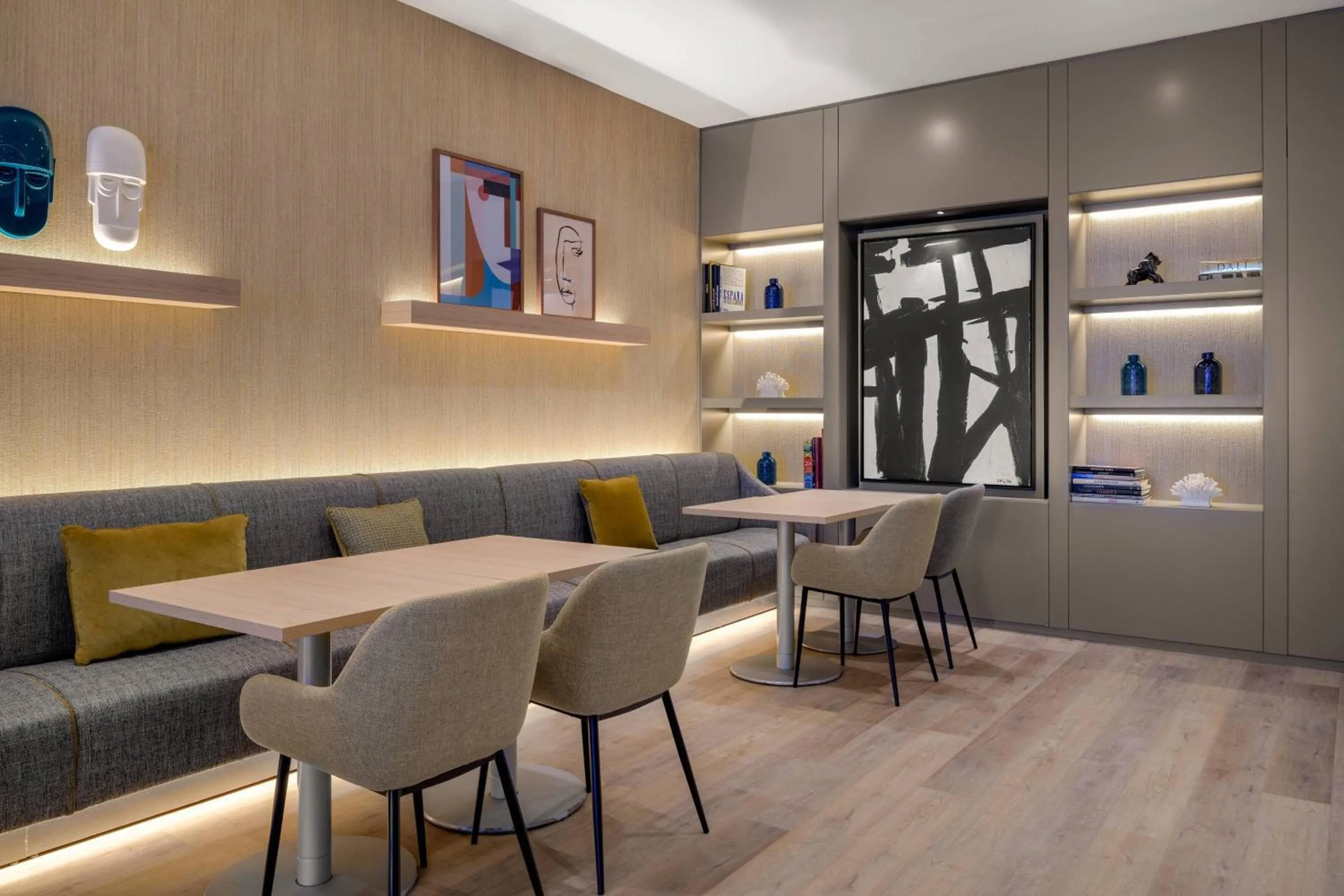 Lounge or bar in AC Hotel Tarragona by Marriott