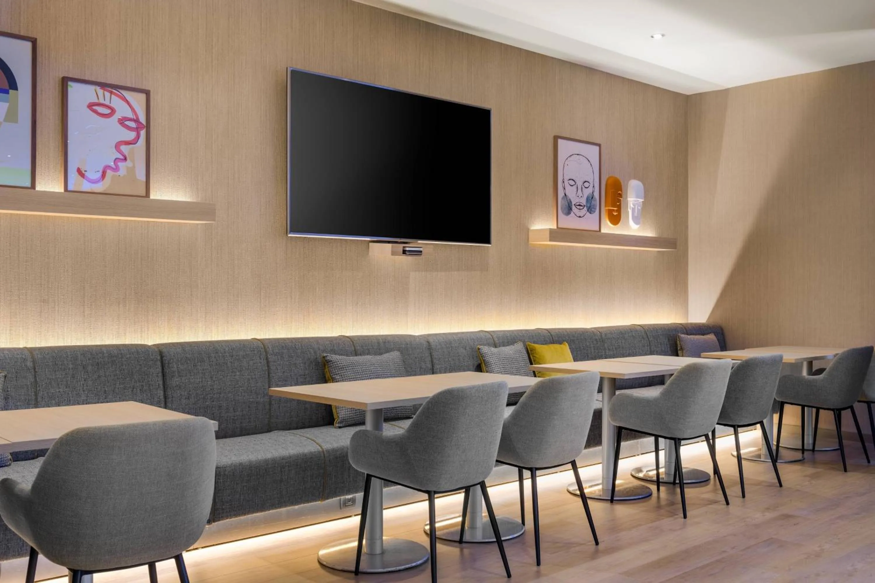 Lounge or bar in AC Hotel Tarragona by Marriott