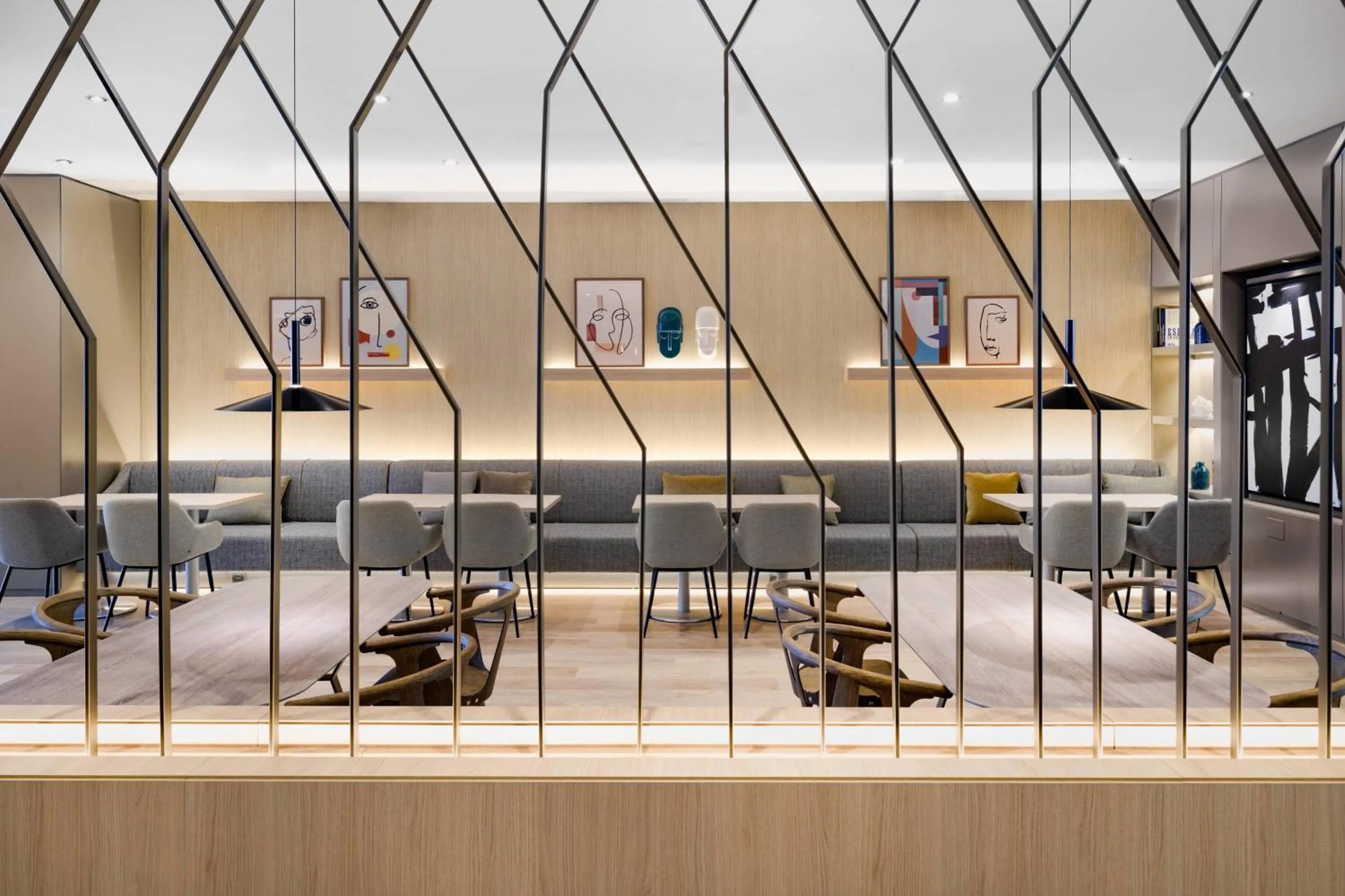 Lounge or bar in AC Hotel Tarragona by Marriott