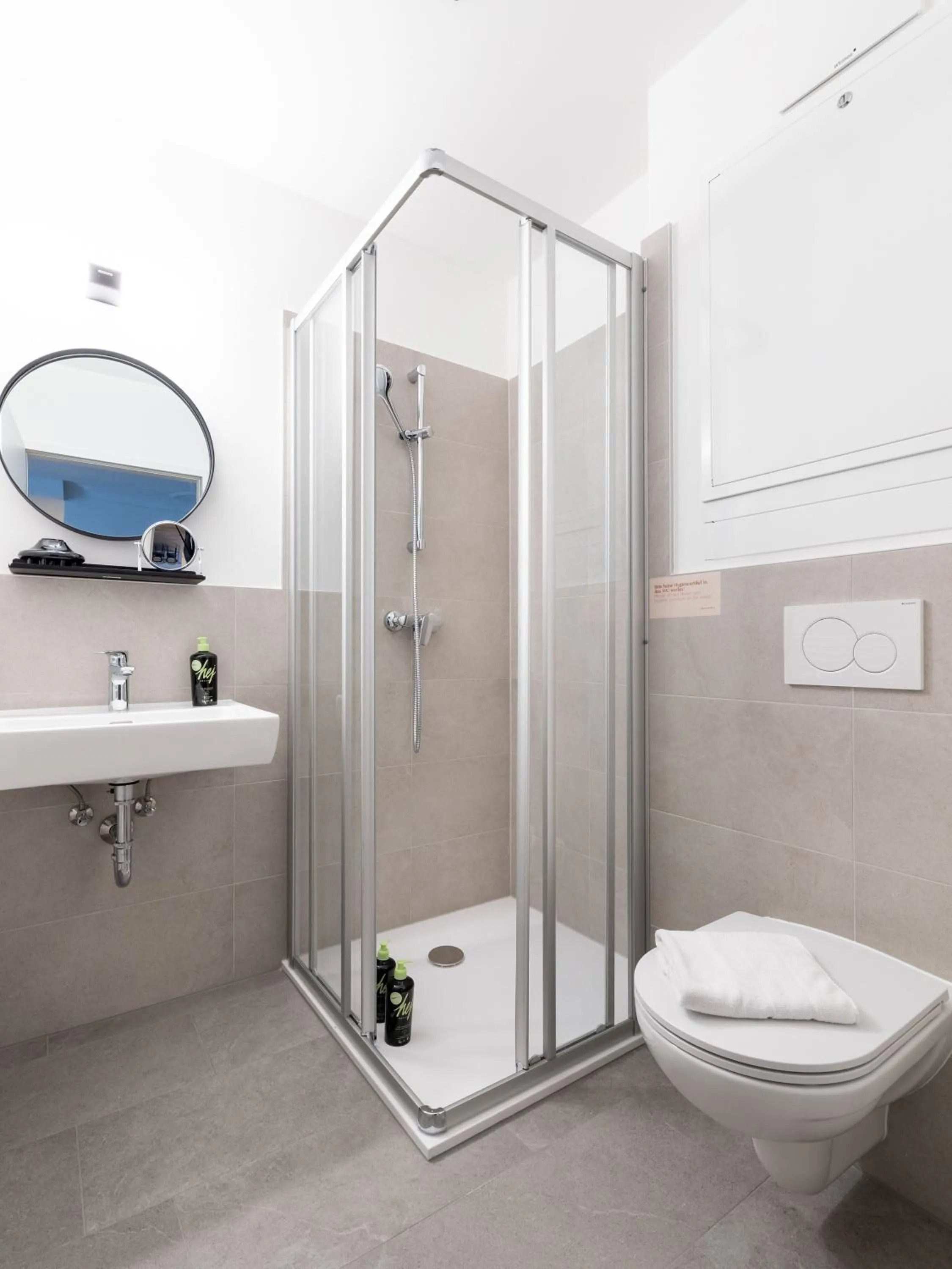 Shower in Limehome Klagenfurt Goessgasse