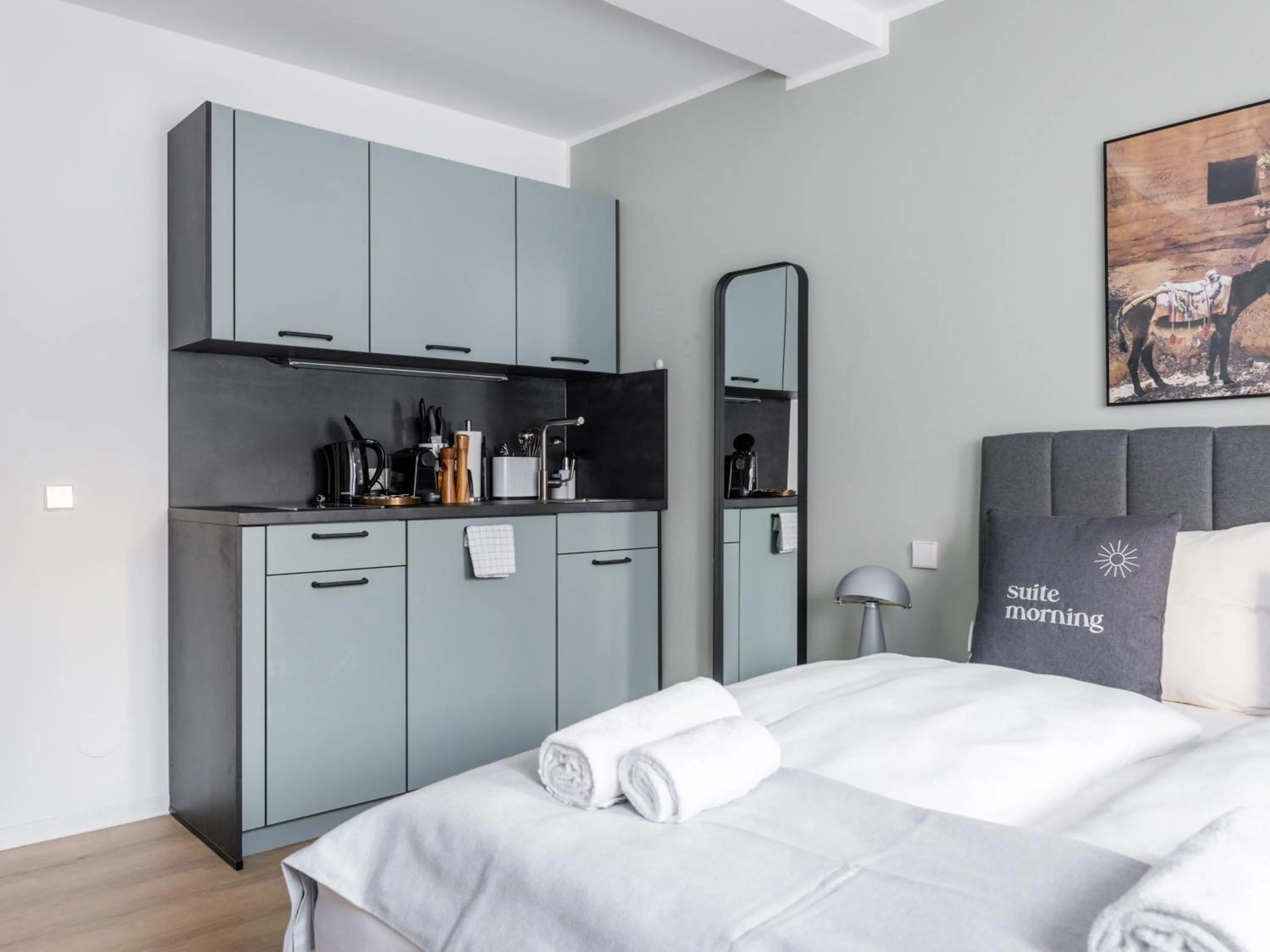 Kitchen or kitchenette, Bed in Limehome Klagenfurt Goessgasse