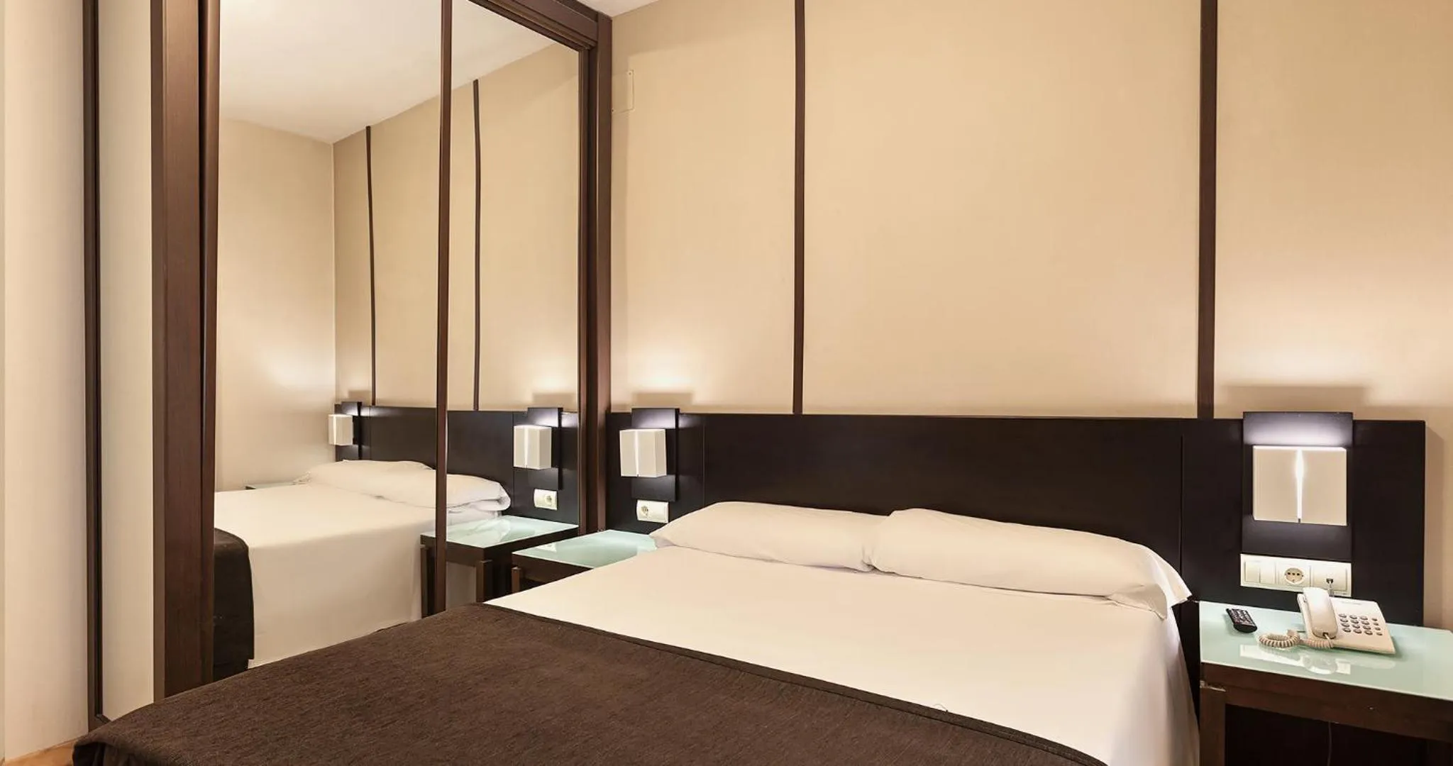 Bedroom, Bed in Apartamentos Vértice Bib Rambla