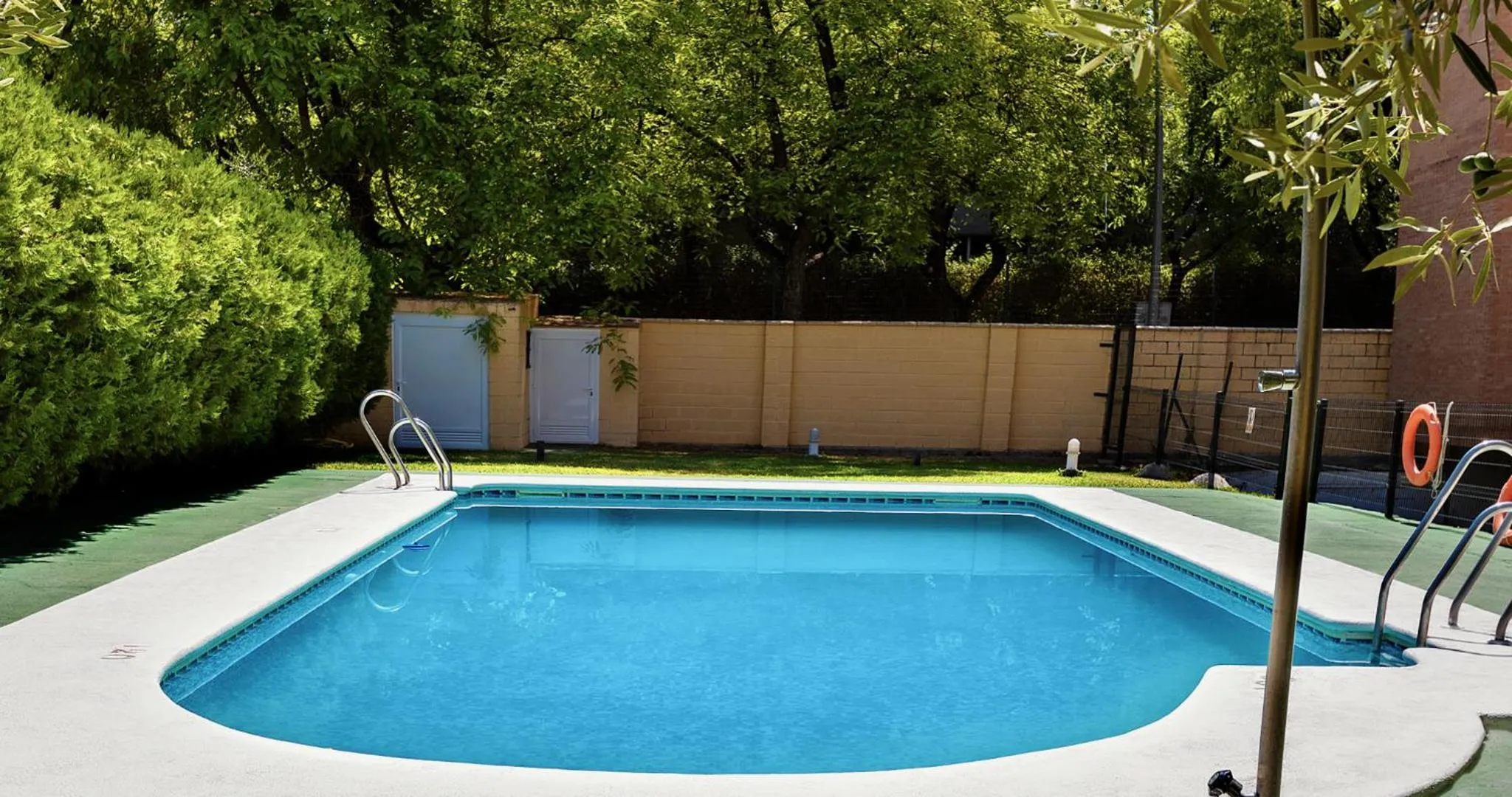 Swimming pool in Apartamentos Vértice Bib Rambla