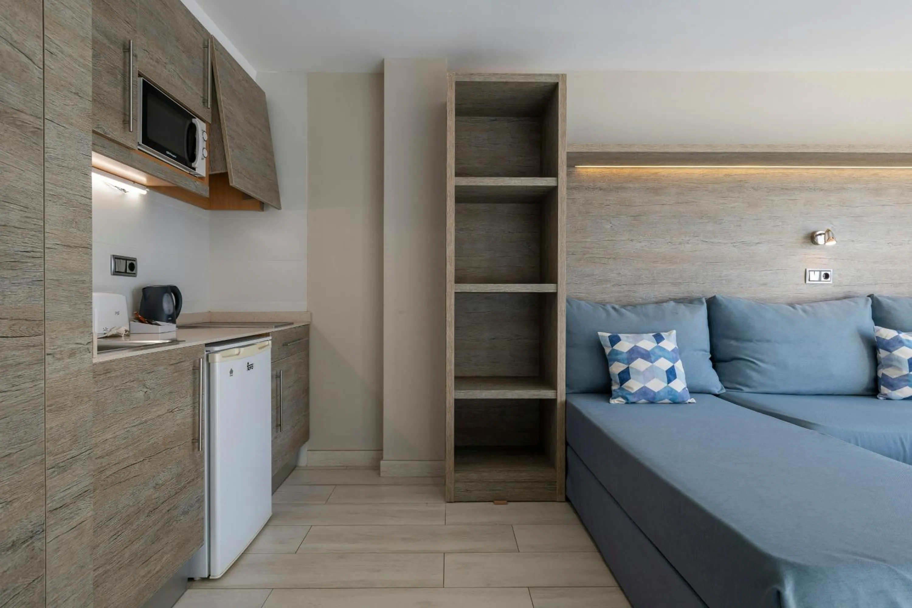 Kitchen or kitchenette, Bed in Leonardo Royal Hotel Mallorca Palmanova Bay