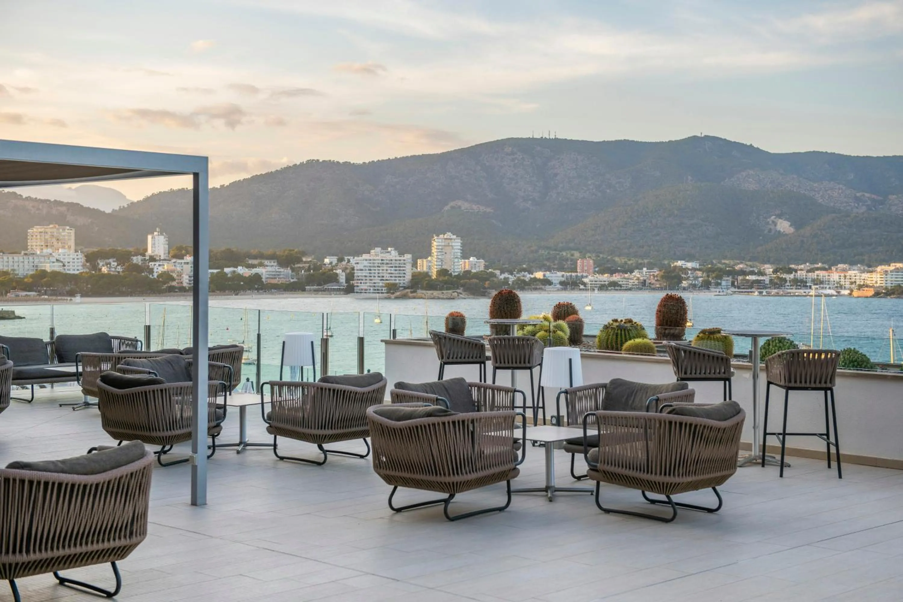 Lounge or bar in Leonardo Royal Hotel Mallorca Palmanova Bay