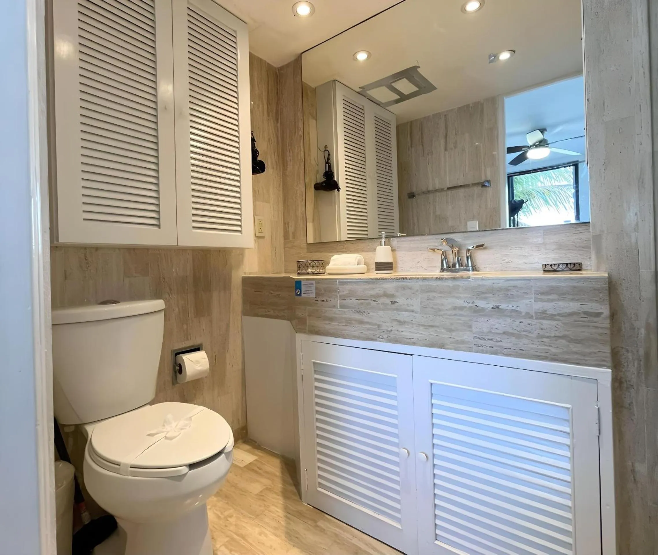 Bathroom in Hopelchen by Andiani Travel