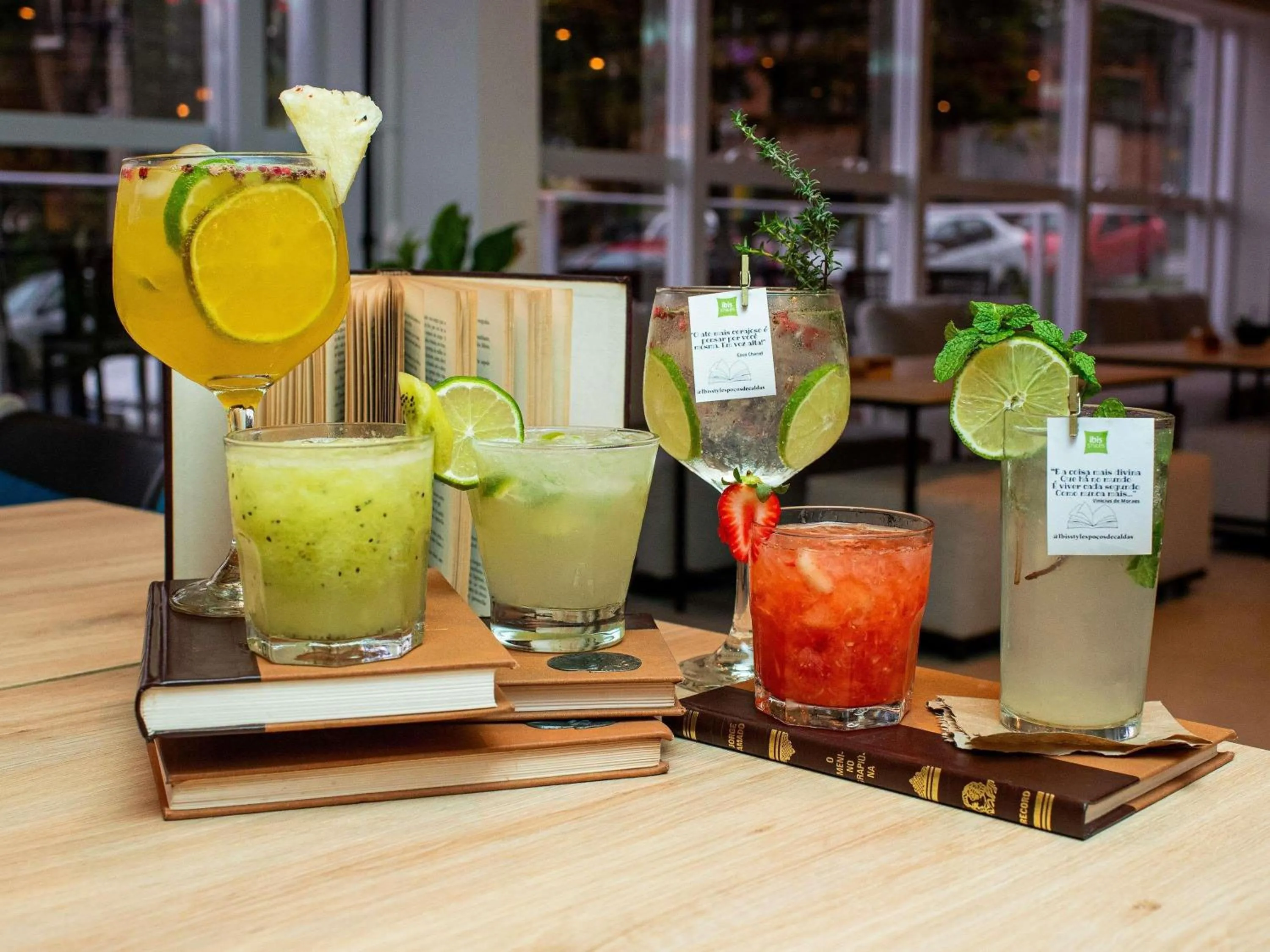 Lounge or bar in ibis Styles Poços de Caldas