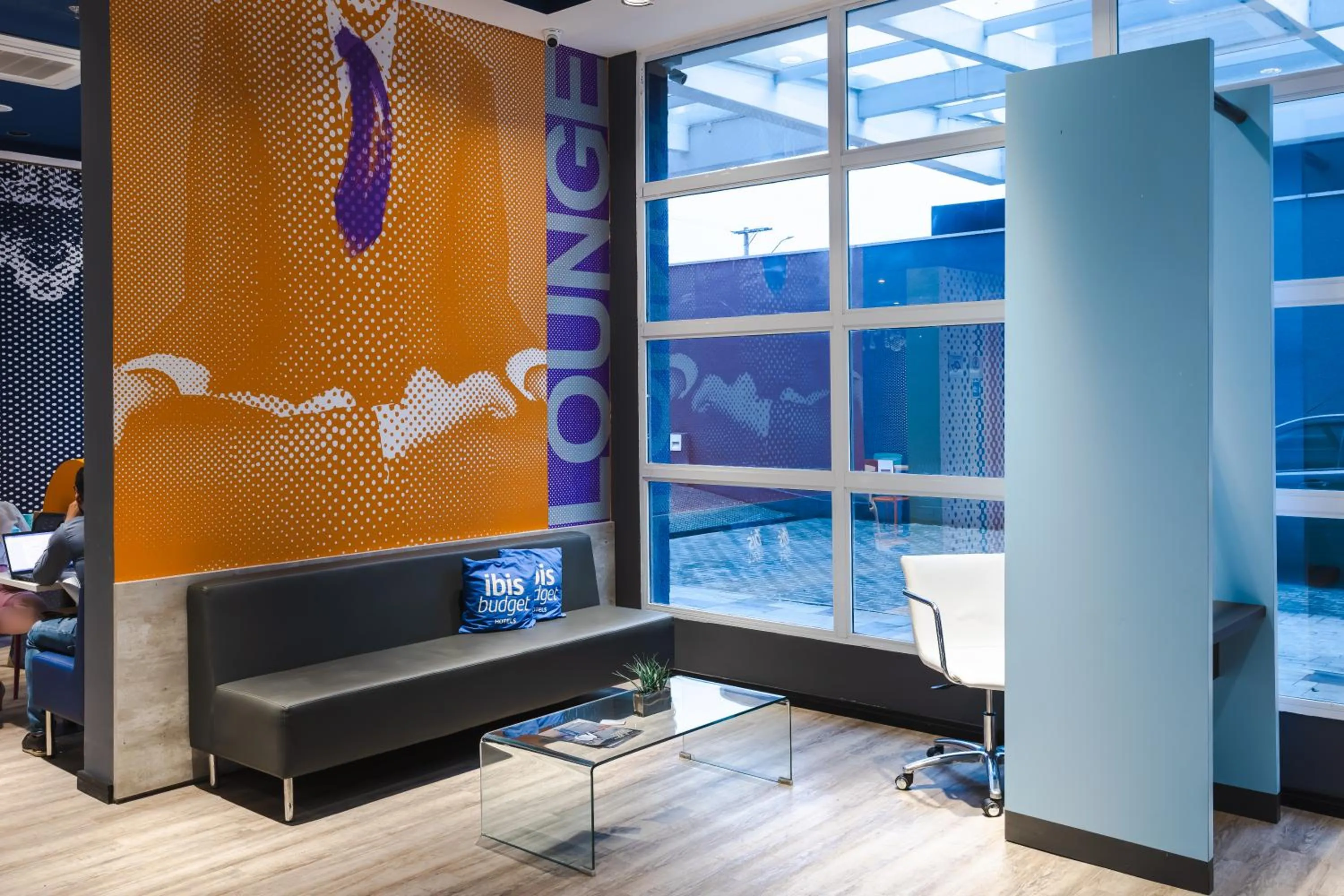 Seating area in ibis budget Pindamonhangaba