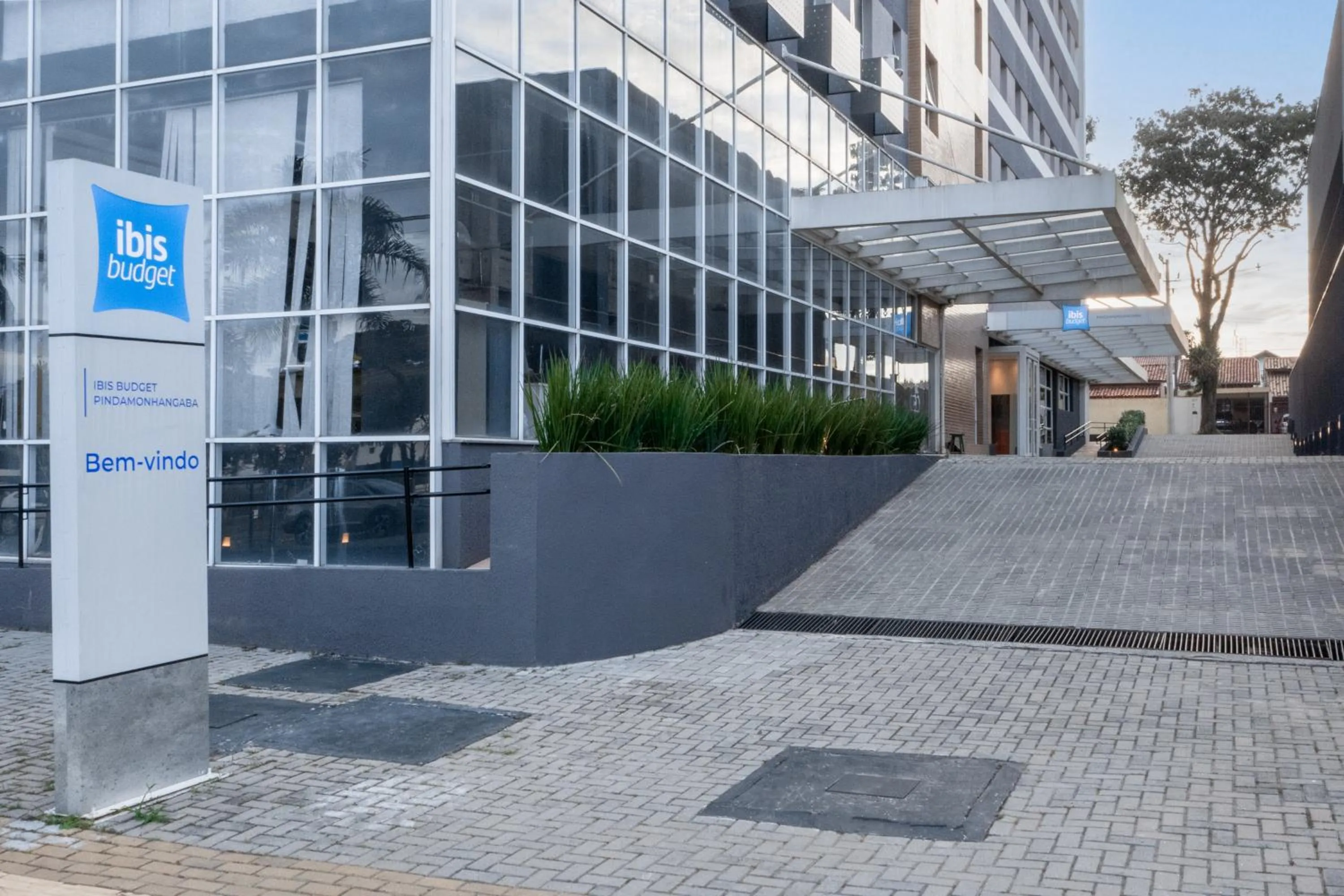 Facade/entrance in ibis budget Pindamonhangaba