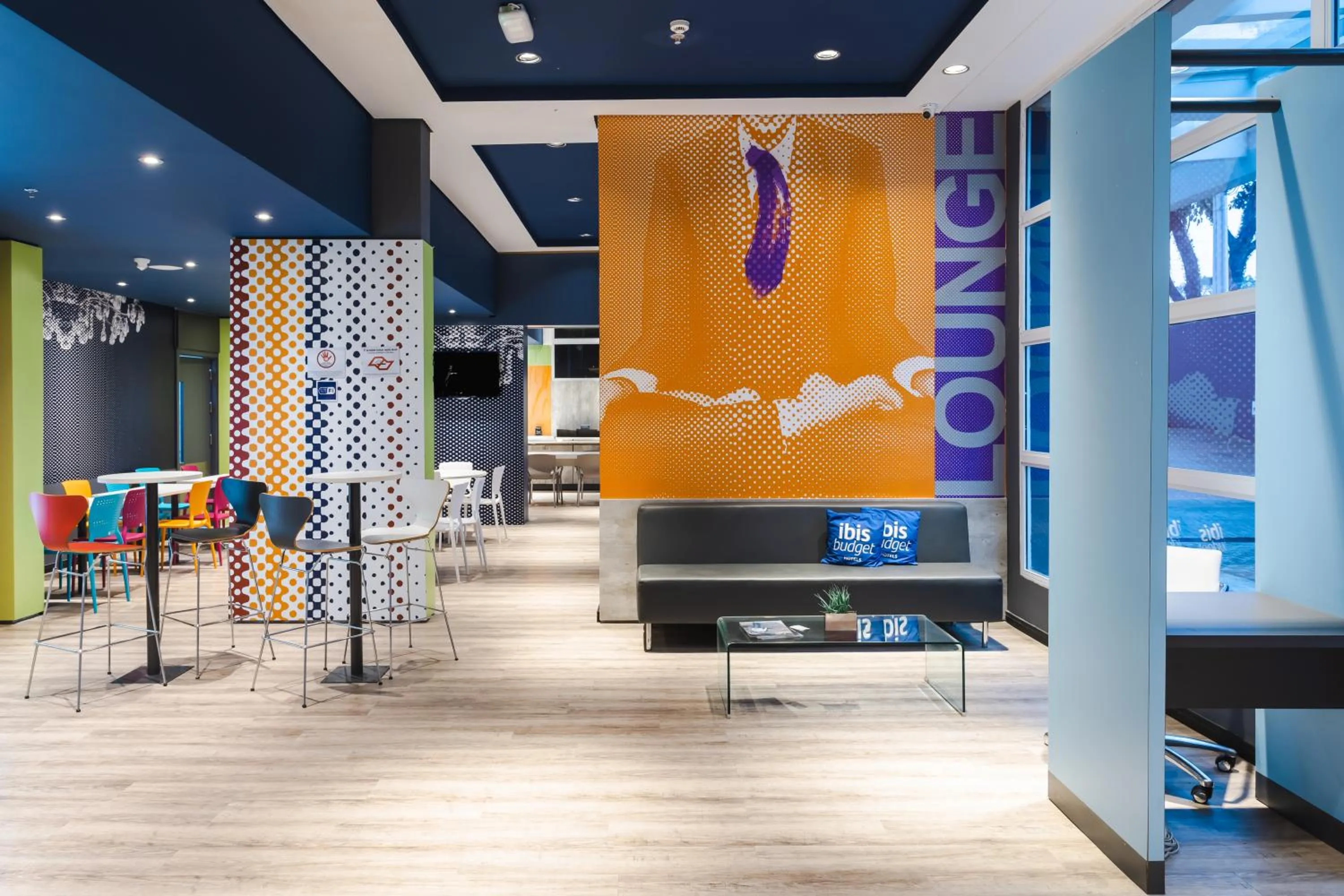 Seating area in ibis budget Pindamonhangaba