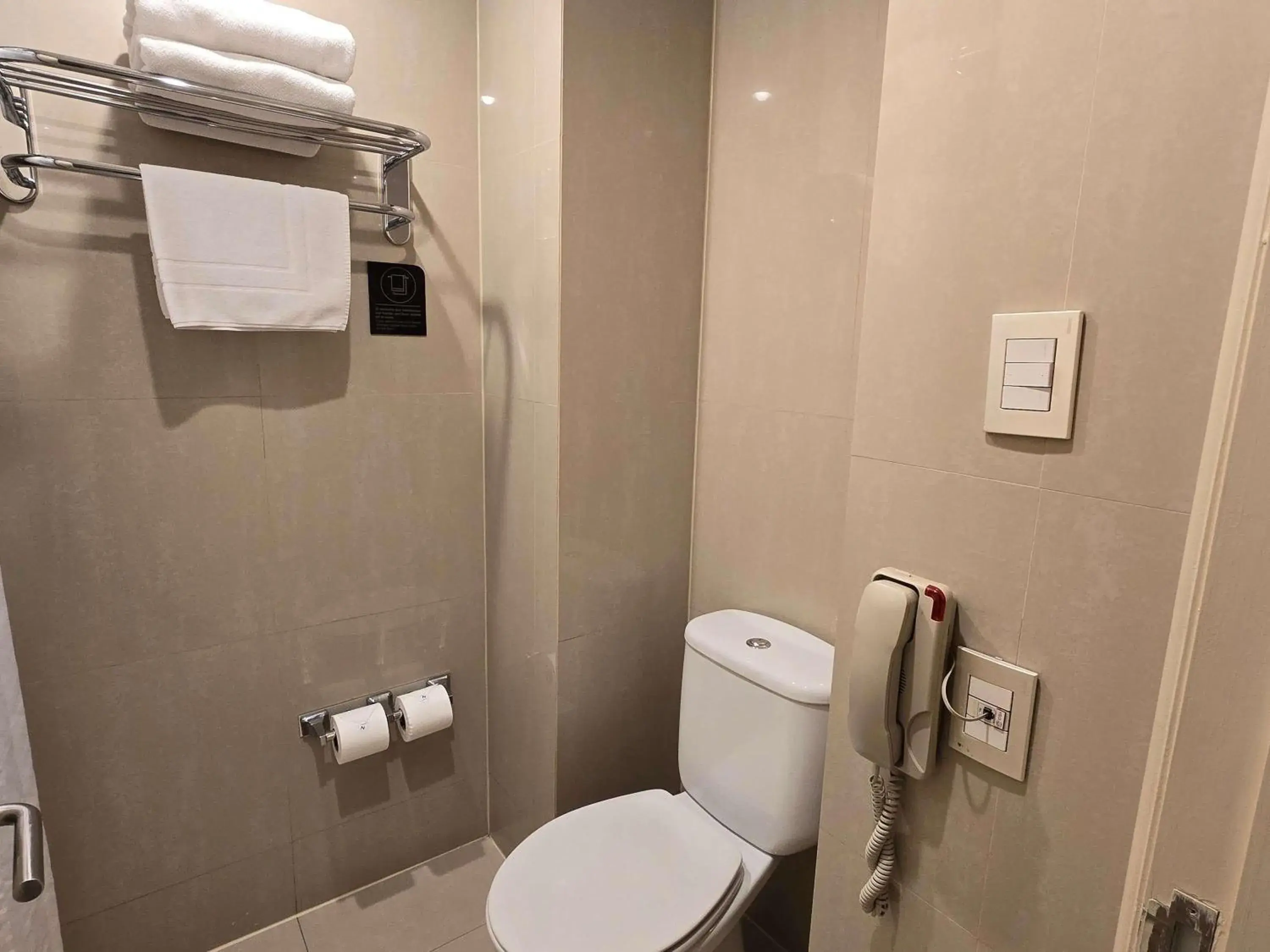 Standard King Room - single occupancy in Novotel Puerto Montt Standard King Room - single occupancy in Novotel Puerto Montt