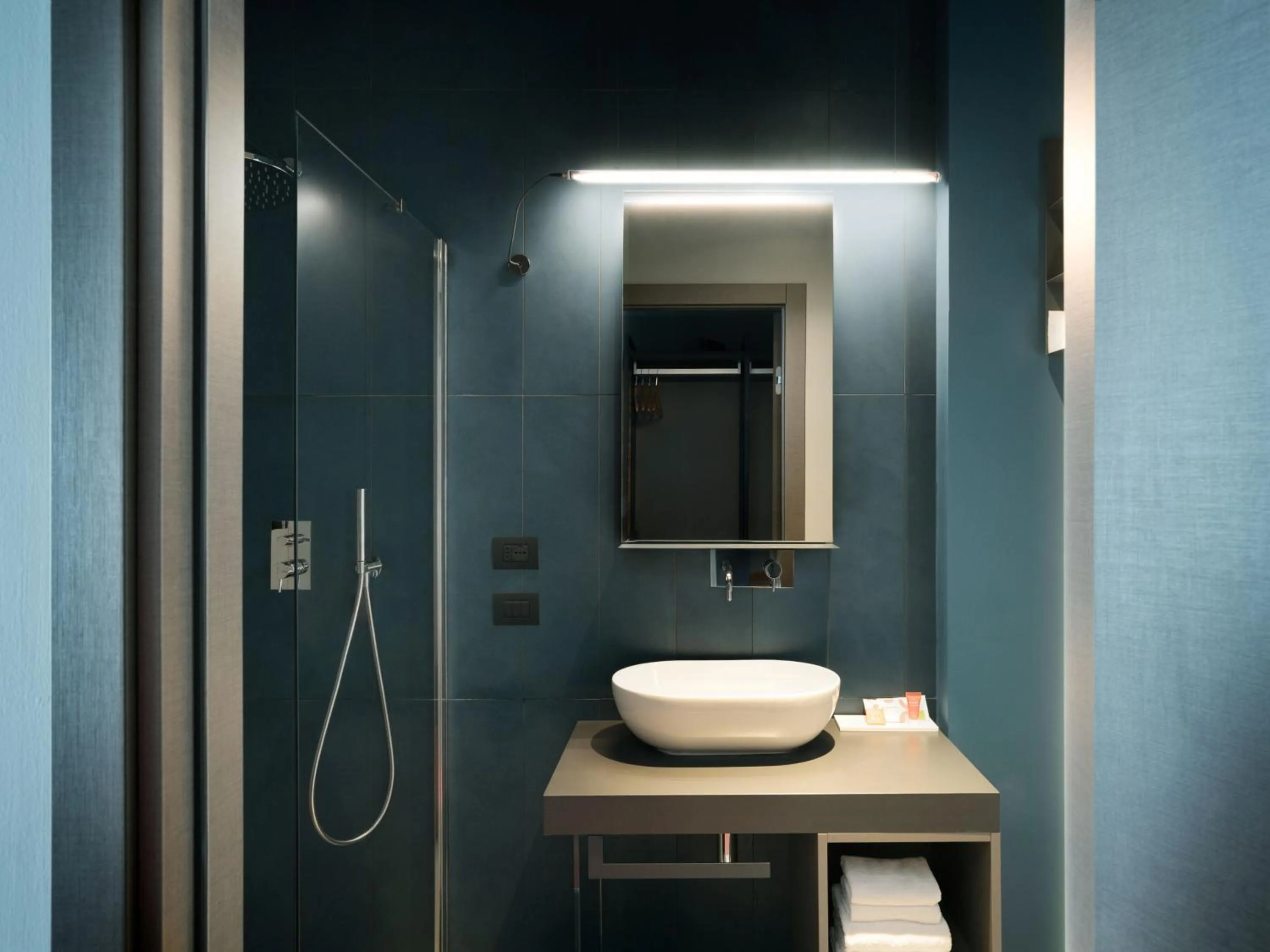 Bathroom in 21 House of Stories Navigli