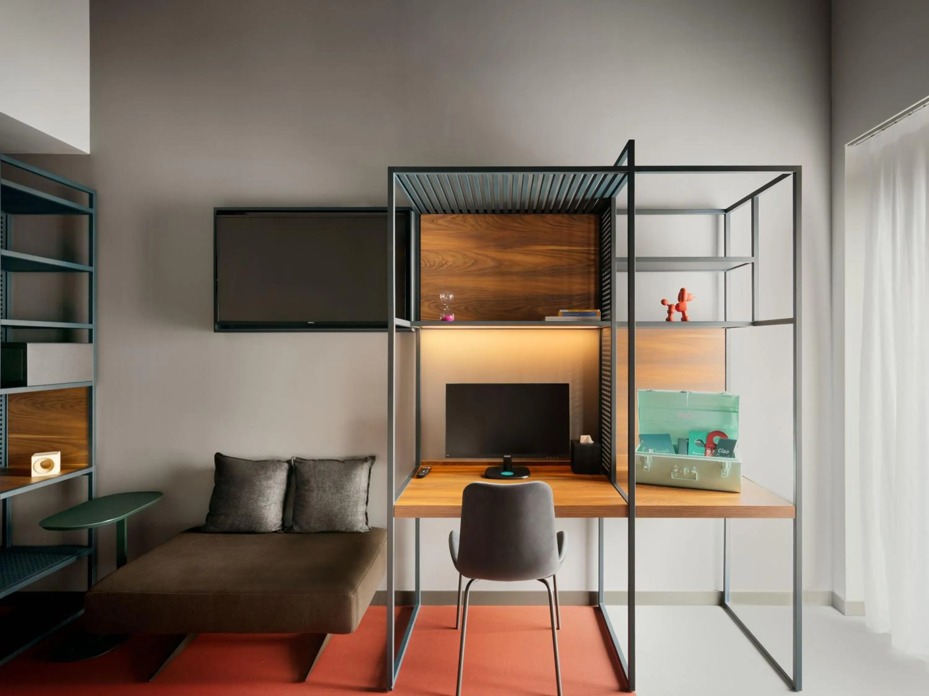 TV and multimedia in 21 House of Stories Navigli