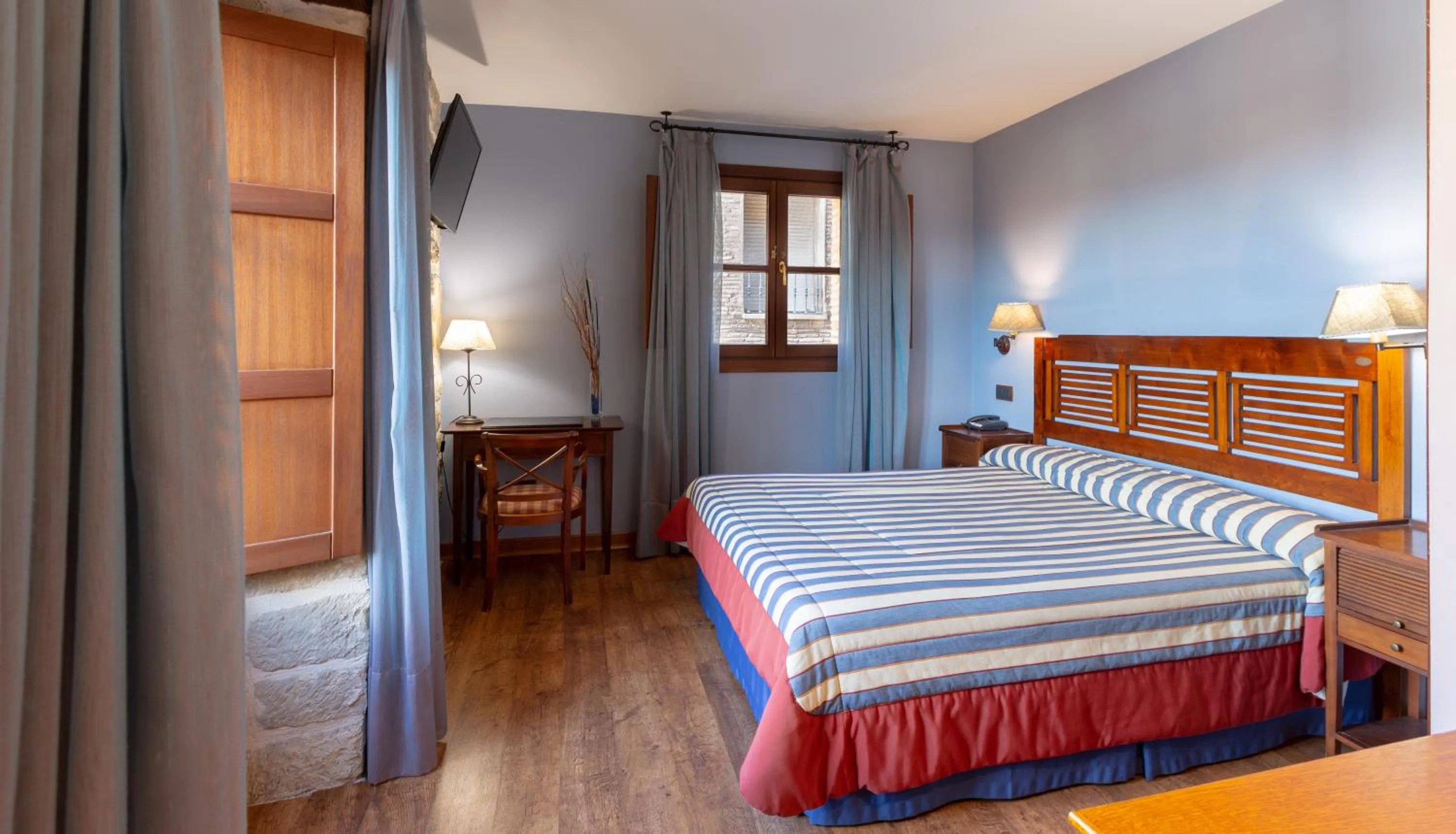 Photo of the whole room, Bed in Hotel Palacio Pujadas by Pandora Hoteles