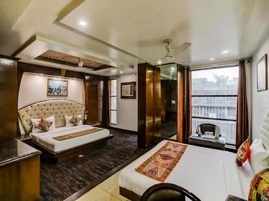 Bed in HOTEL GEESON INTERNATIONAL-New Delhi Railway Station-Paharganj