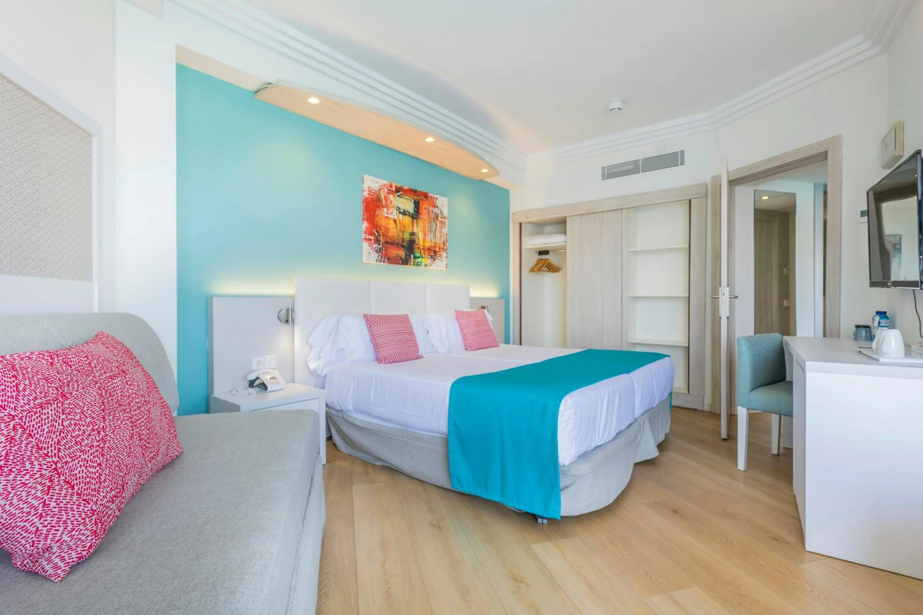 Photo of the whole room, Bed in Leonardo Royal Hotel Mallorca