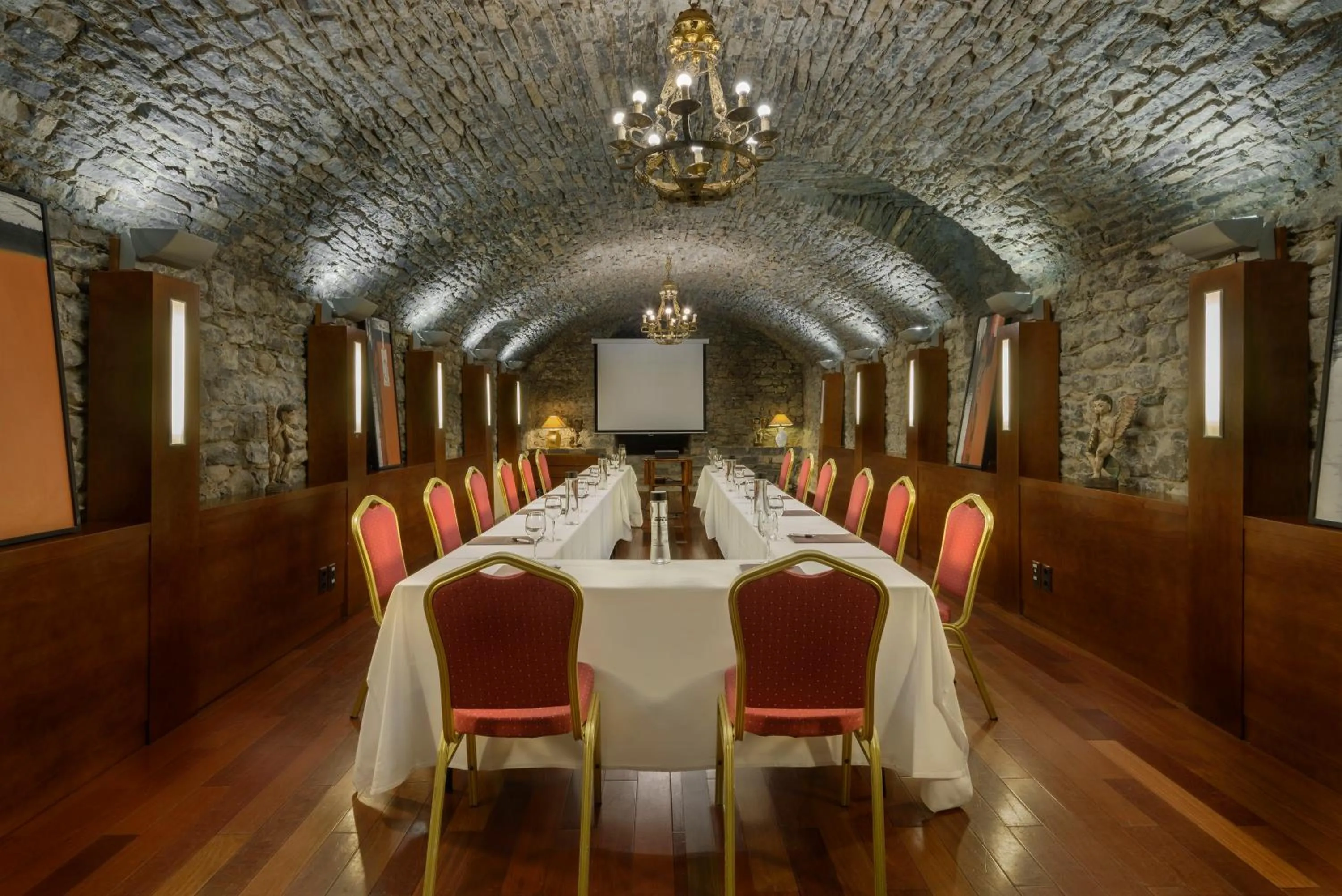 Meeting/conference room in Hotel & Spa Monasterio de Boltaña