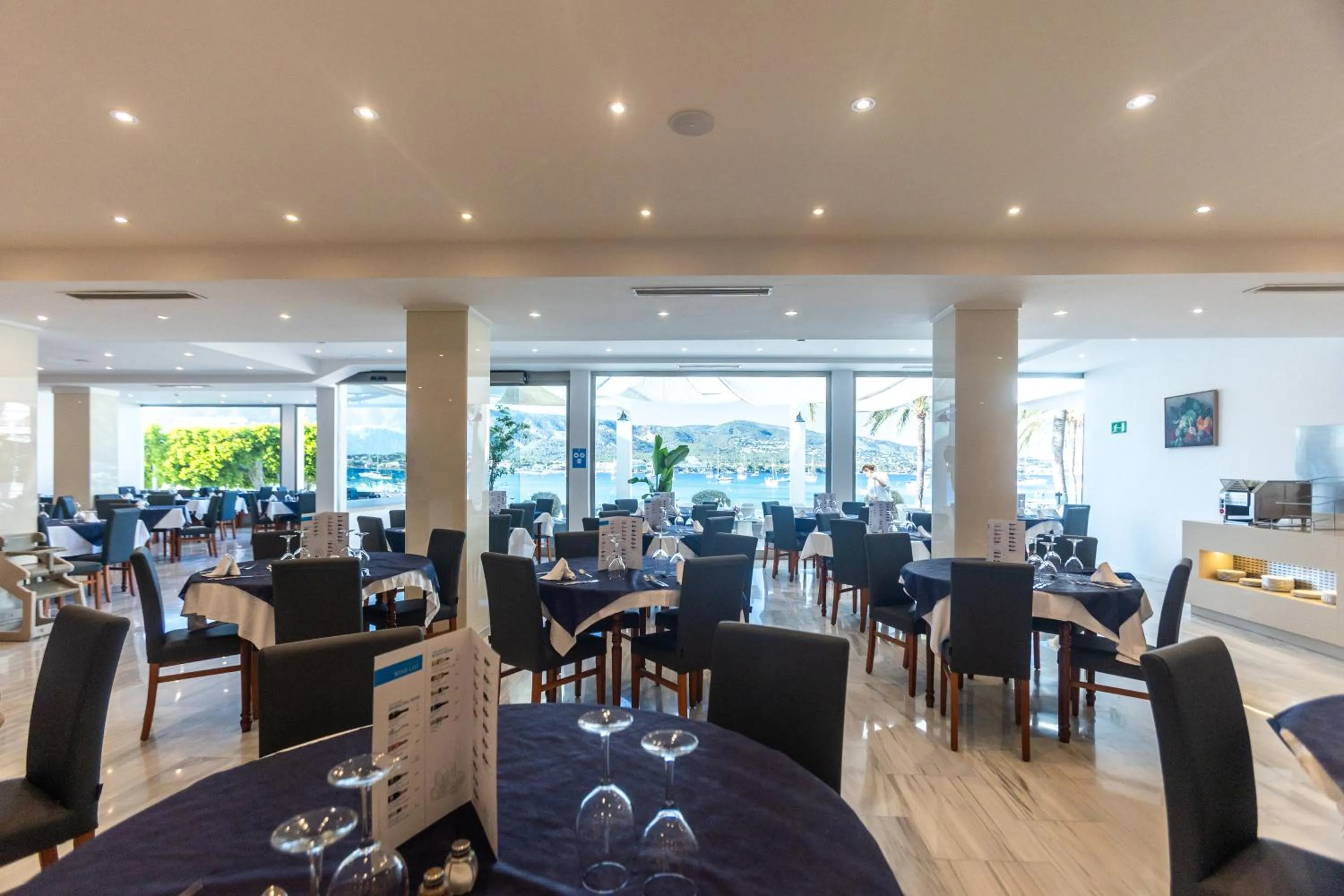 Restaurant/places to eat in Seramar Hotel Comodoro Playa