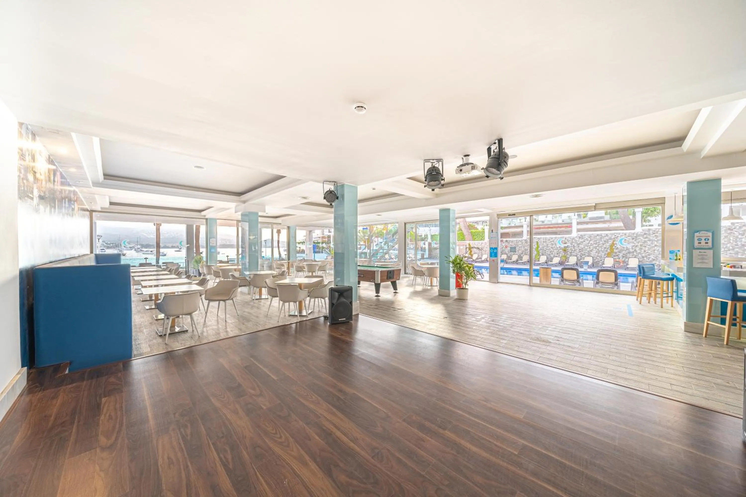 Lounge or bar in Seramar Hotel Comodoro Playa