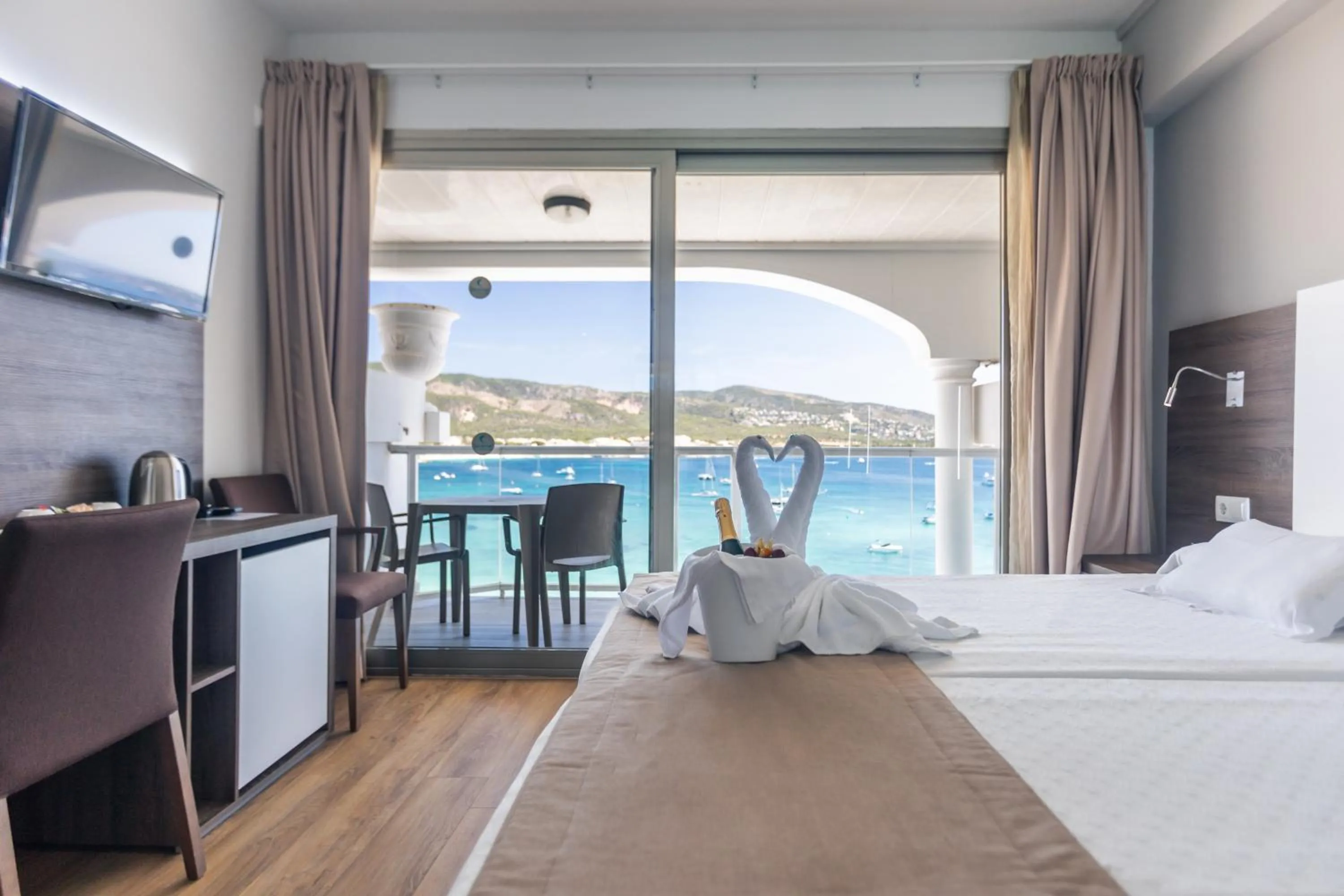 Bedroom, Bed in Seramar Hotel Comodoro Playa