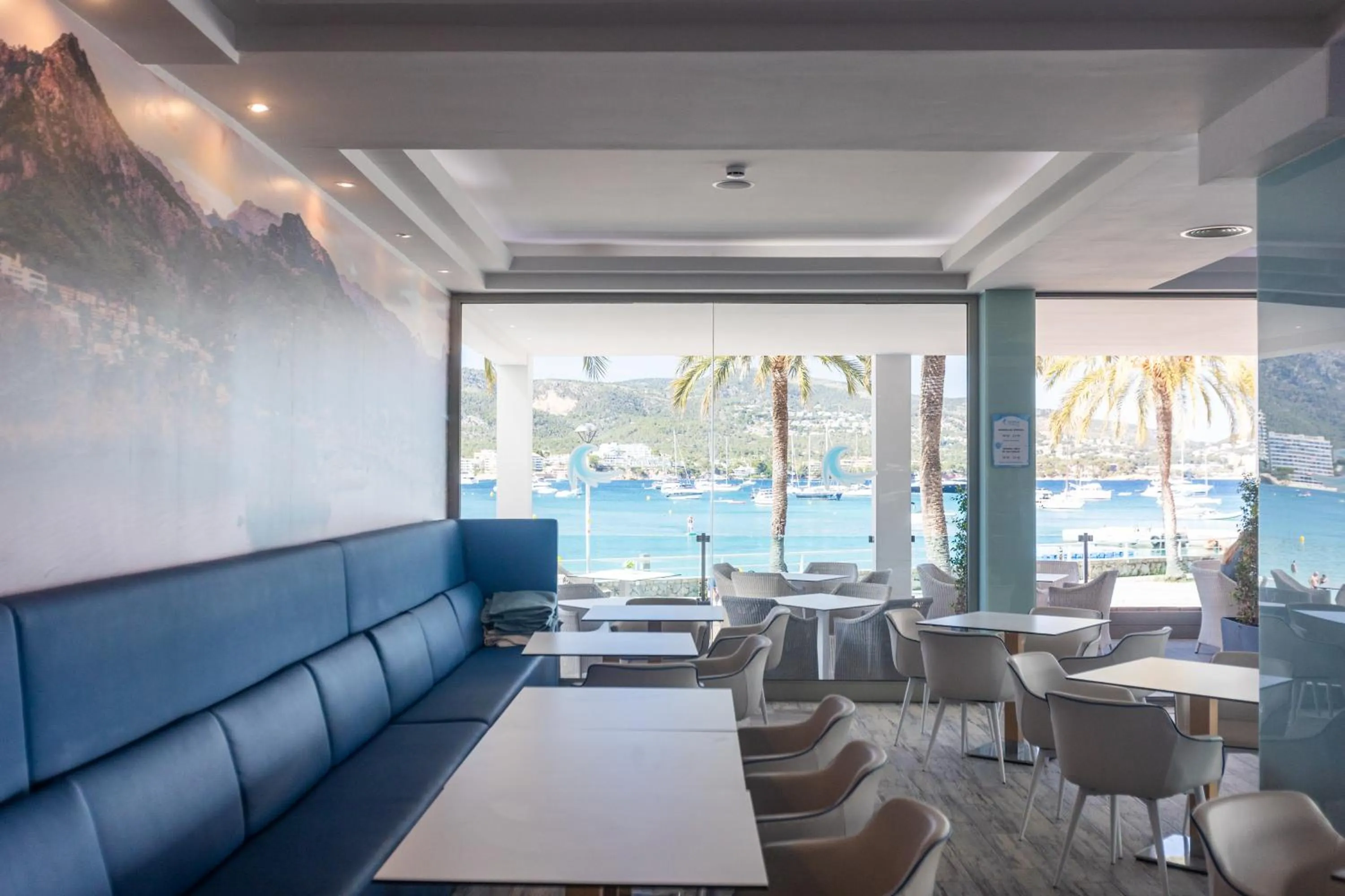 Lounge or bar in Seramar Hotel Comodoro Playa